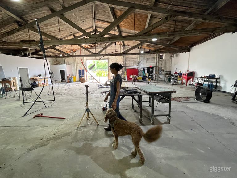  Artist studio with welding equipment. Can be stored and come clean. 