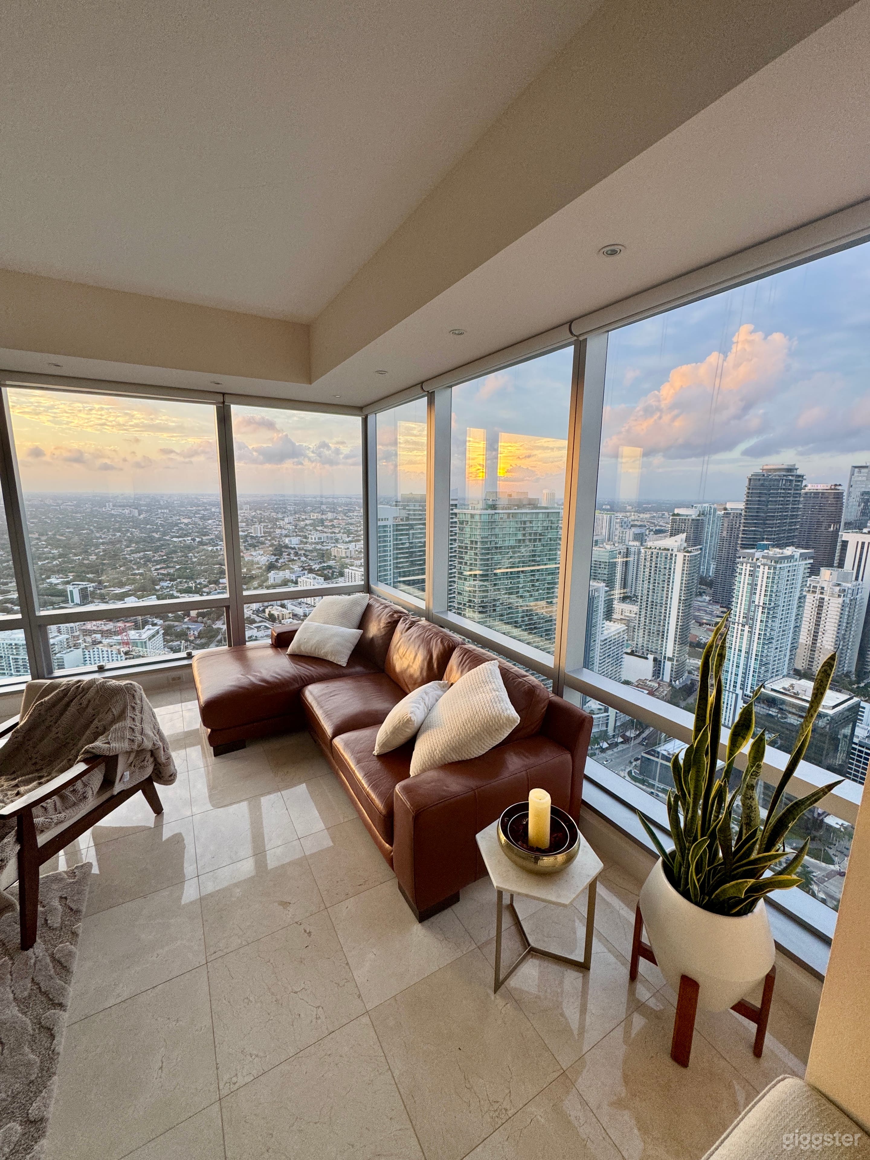 SUPER high floor in Brickell. City + Bay views.  Photo 1