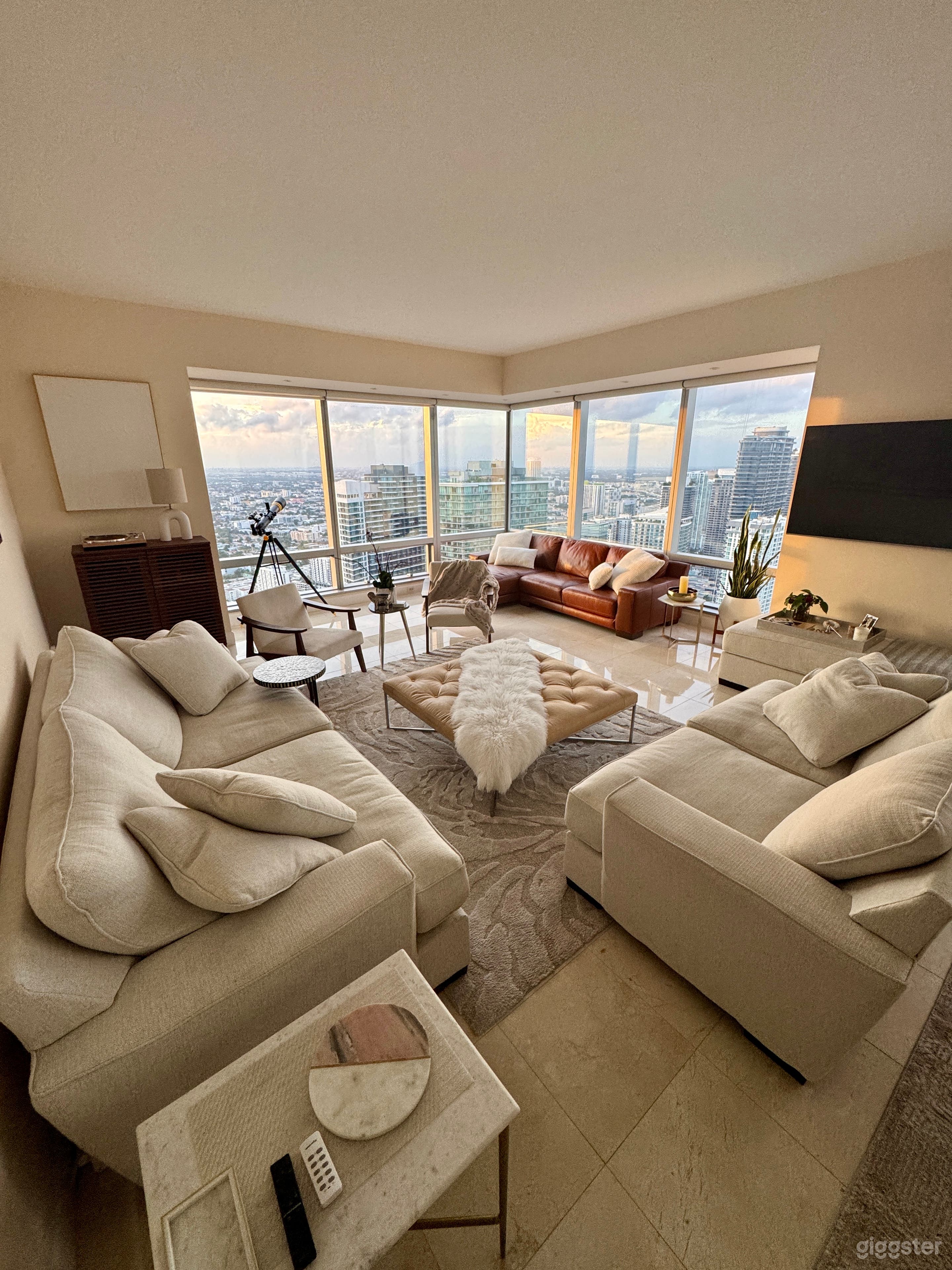 SUPER high floor in Brickell. City + Bay views.  Photo 2