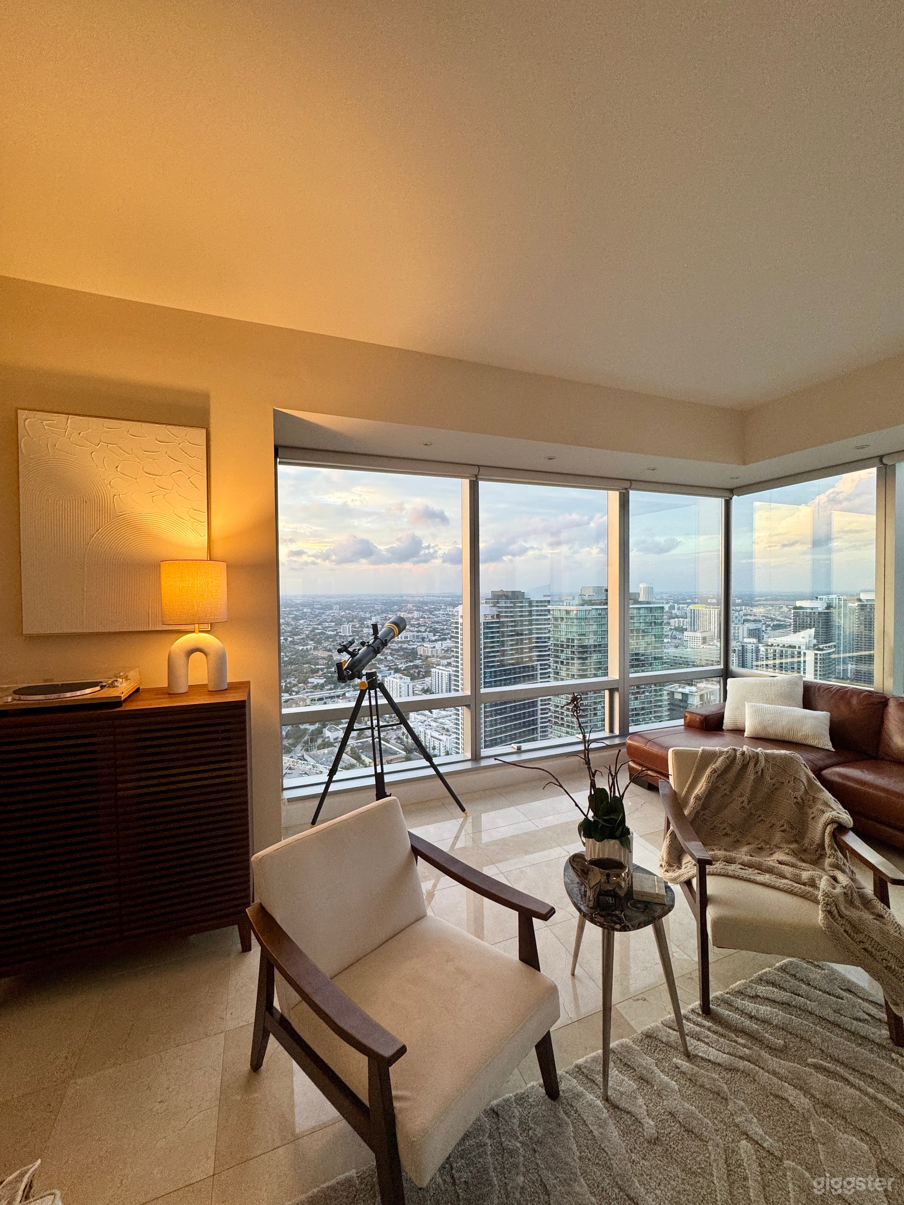 SUPER high floor in Brickell. City + Bay views.  Photo 3