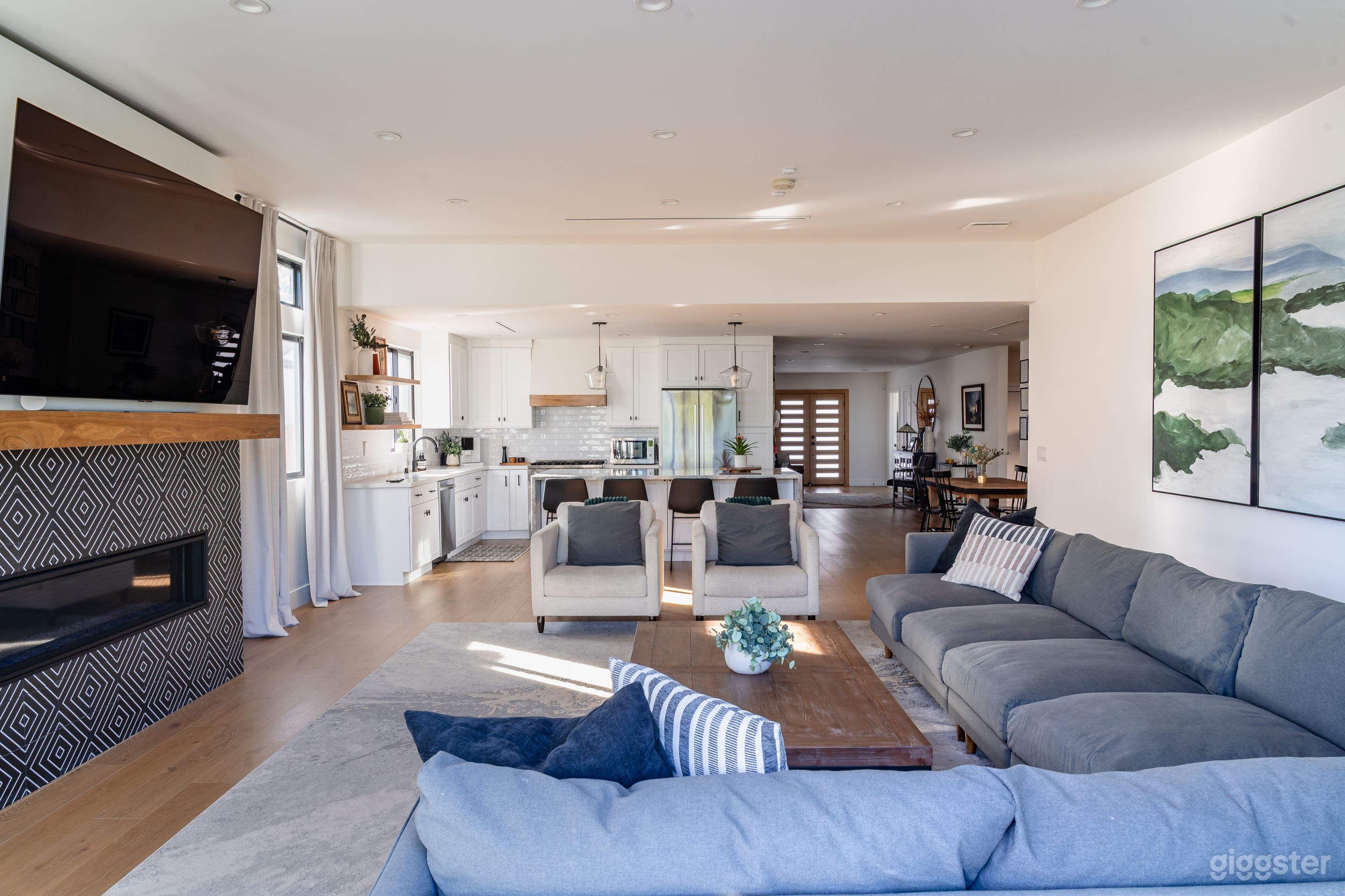 Saloma Sunlit Open-Concept Modern Photo 2