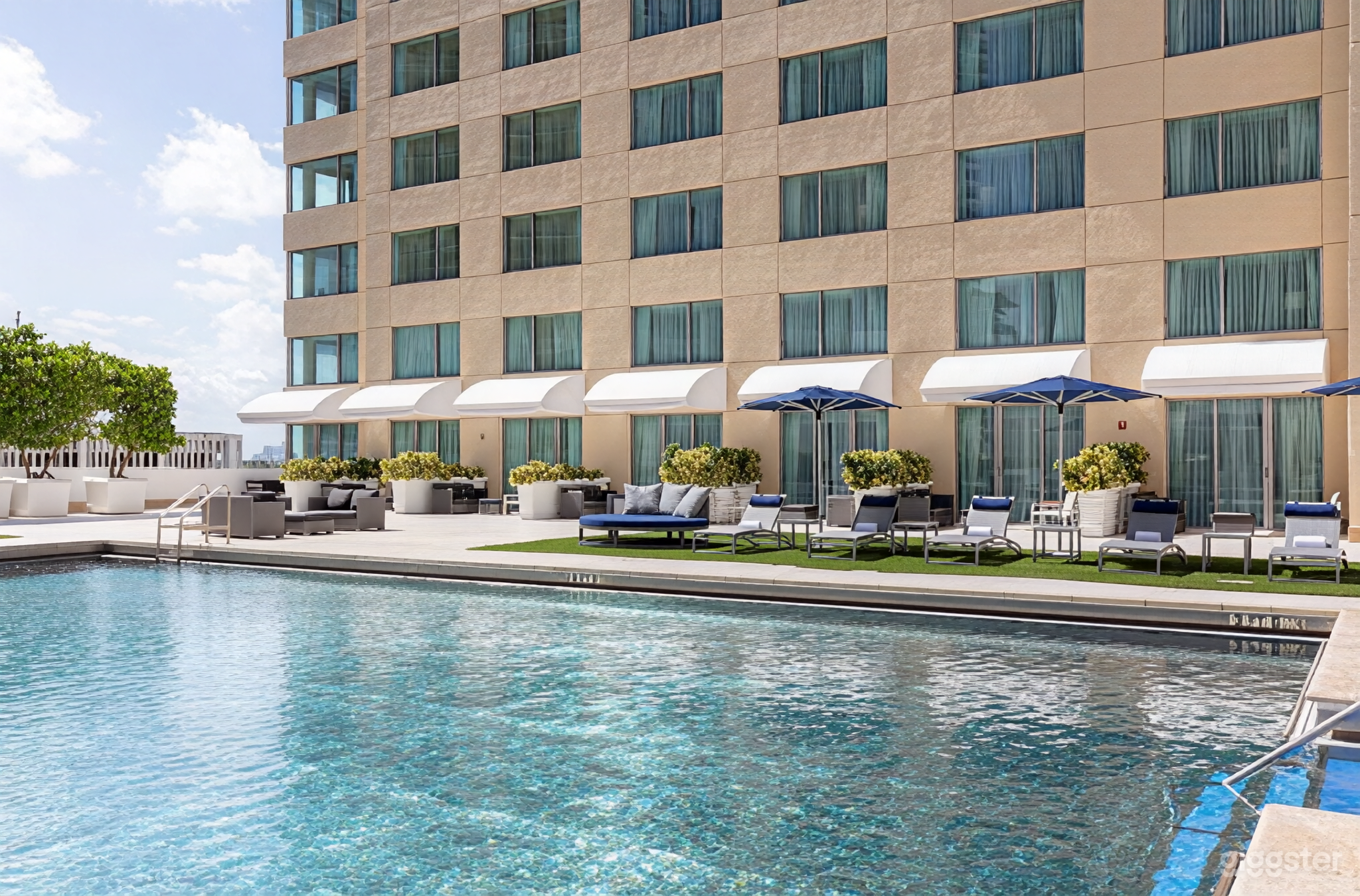 Elegant Hotel Poolside Event Space Photo 3
