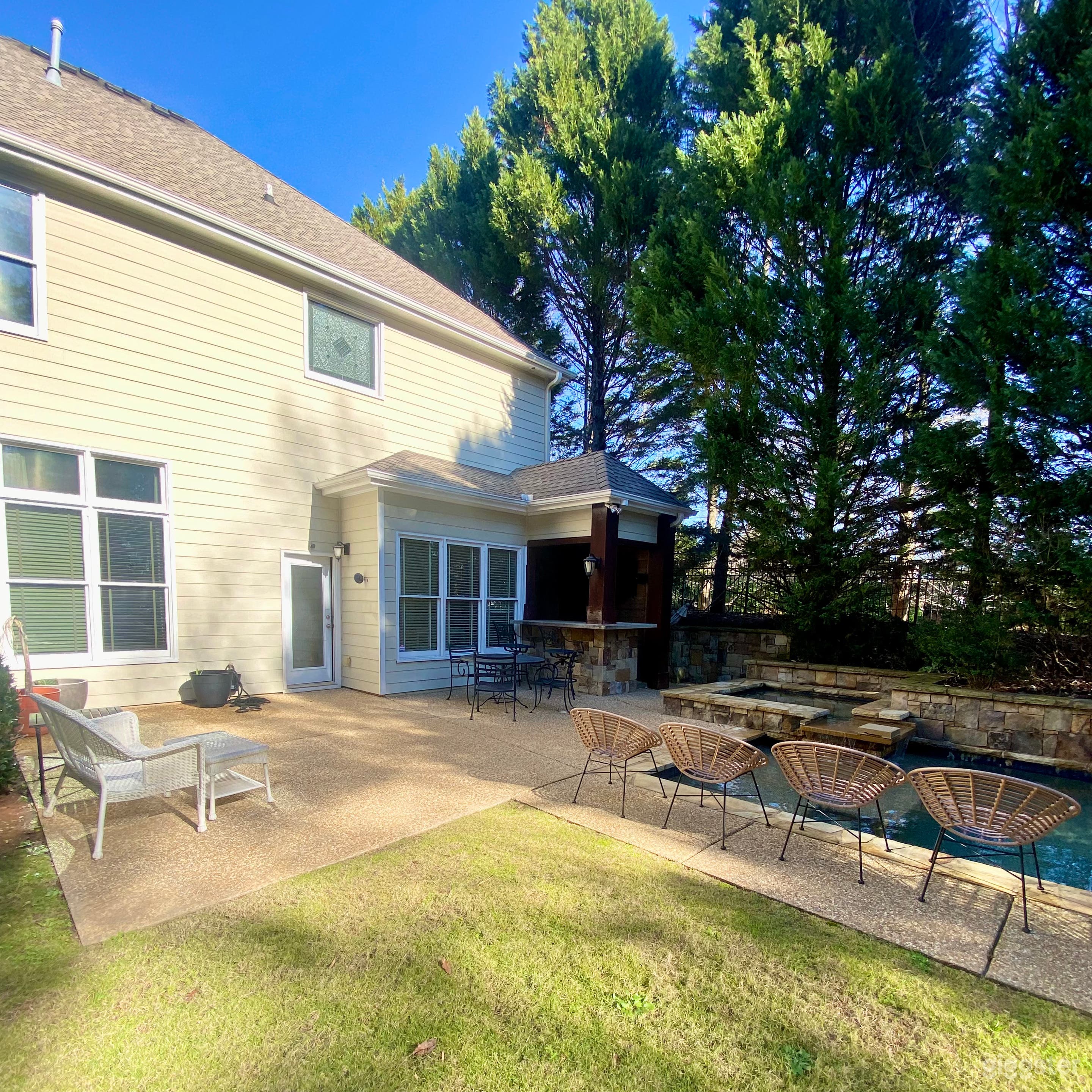 Stunning Poolside Retreat Photo 2