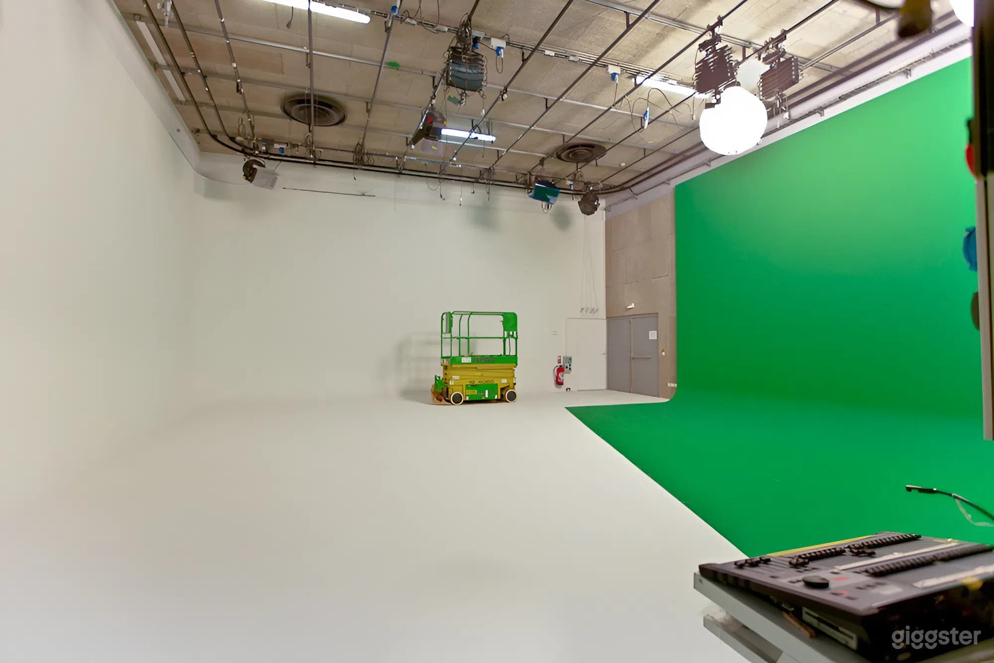 Photo de P2 - Studio Cyclo Insonorisé avec Écran Vert 3