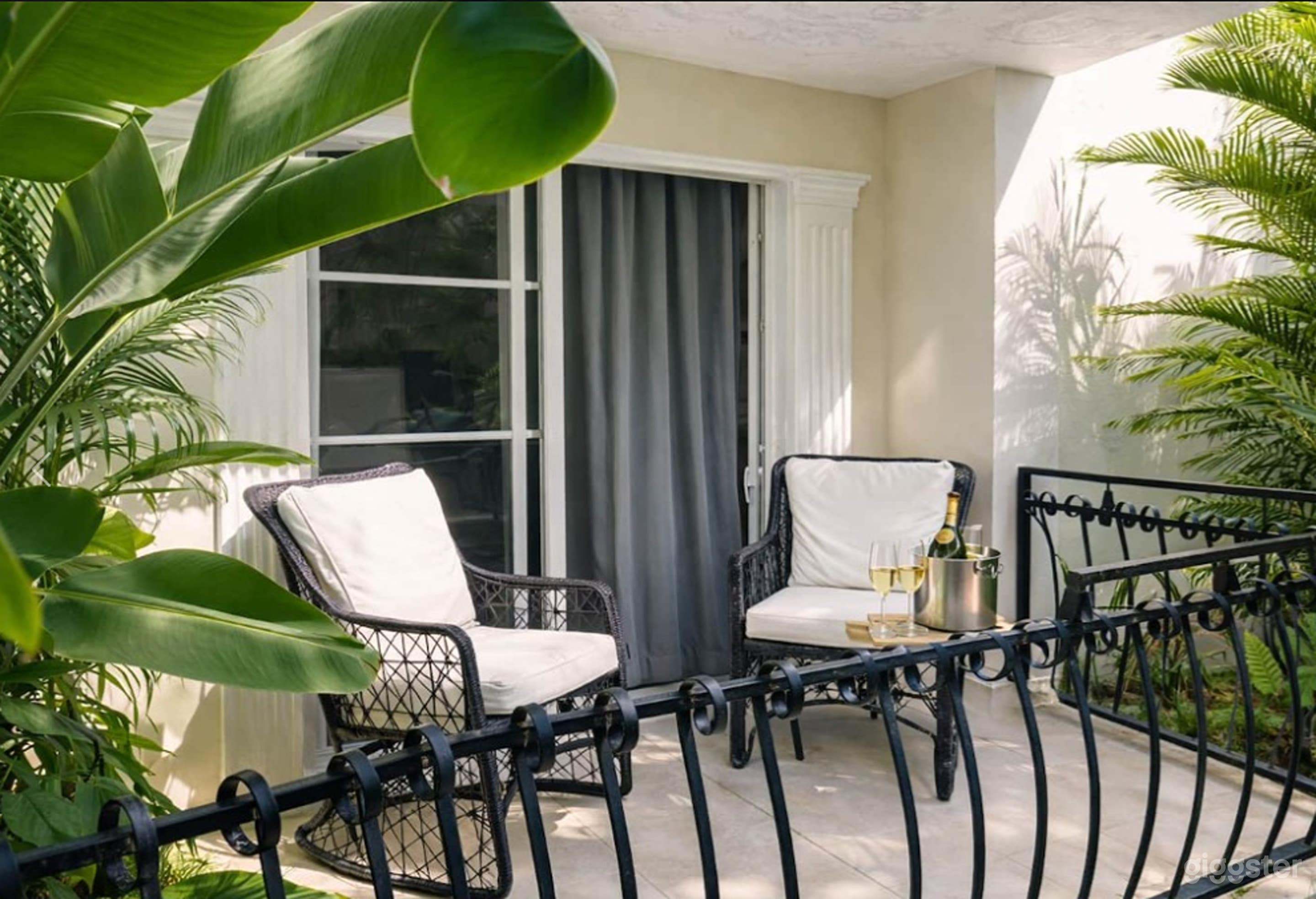 Modern Garden-View Apartment Photo 4