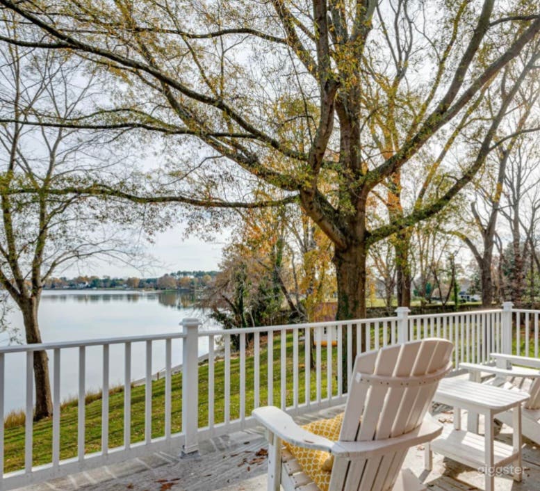 Waterfront w/ private beach &amp; stunning views  Photo 2