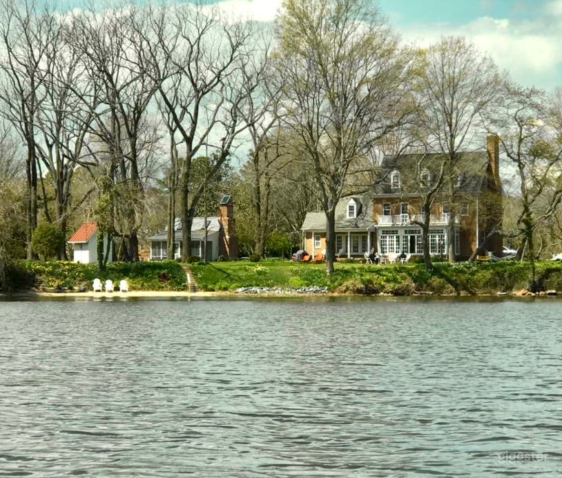 Waterfront w/ private beach &amp; stunning views  Photo 3