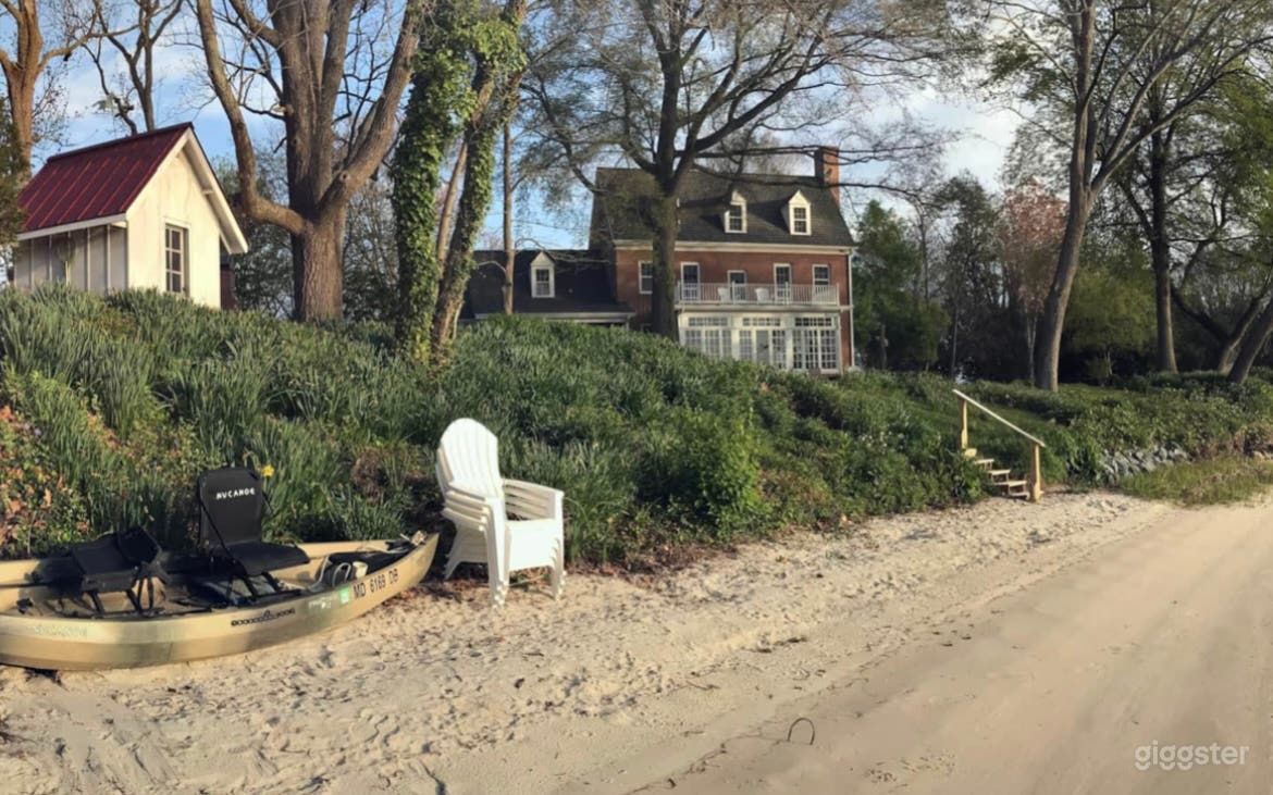 Waterfront w/ private beach &amp; stunning views  Photo 1