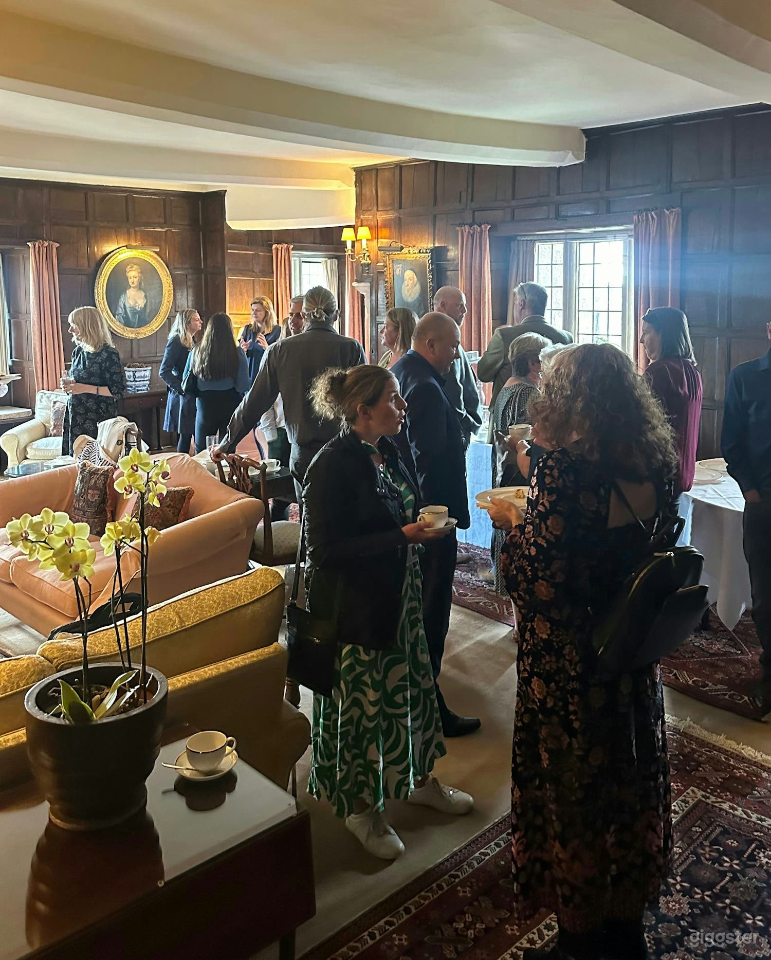 Charming Main House and Hall Photo 4