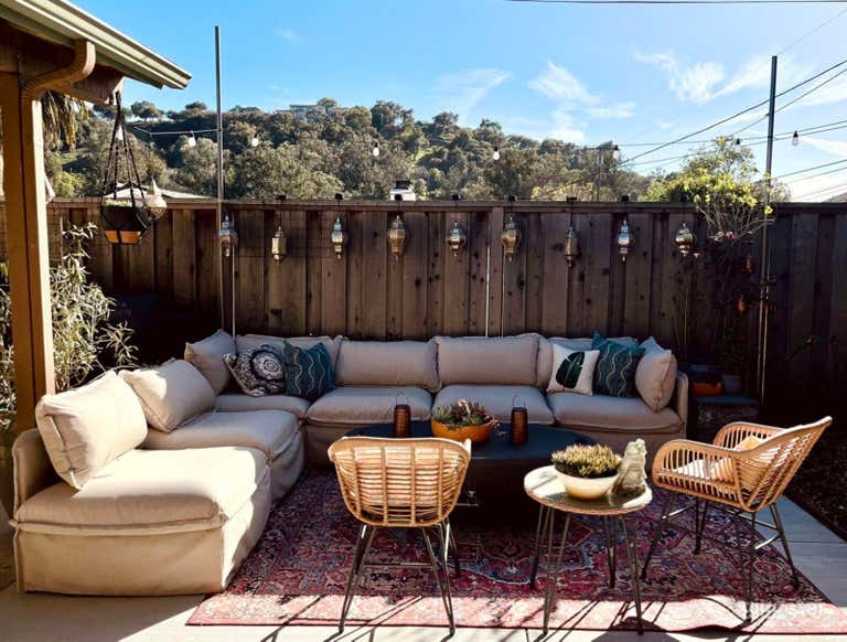 Nuovo patio lounge che circonda il focolare a gas in cemento. Stile boho con vista sulle montagne, pieno sole nelle ore di punta. Adiacente a un bellissimo paesaggio. Perfetto per riprese in stile intervista, scatti all'ora d'oro, incontri intimi, riprese di benessere e lifestyle. 