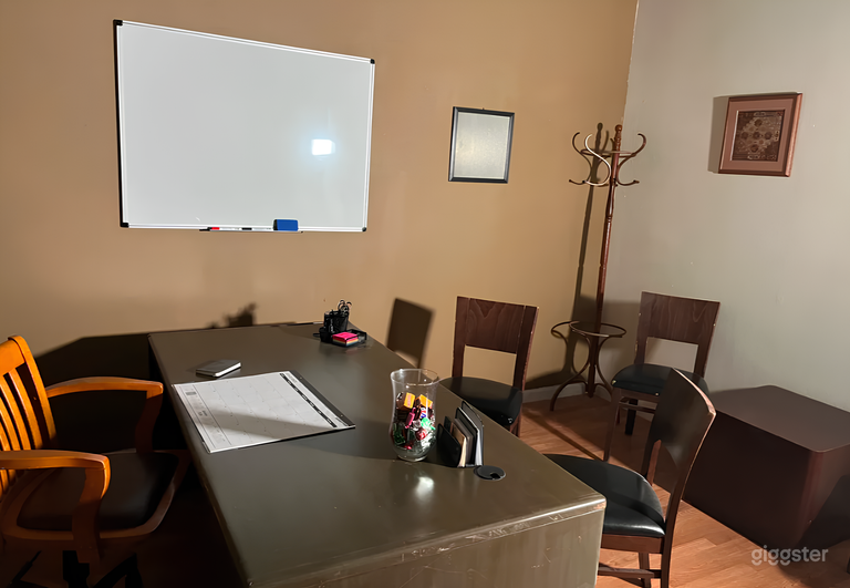  Oficina de detective con área de recepción 