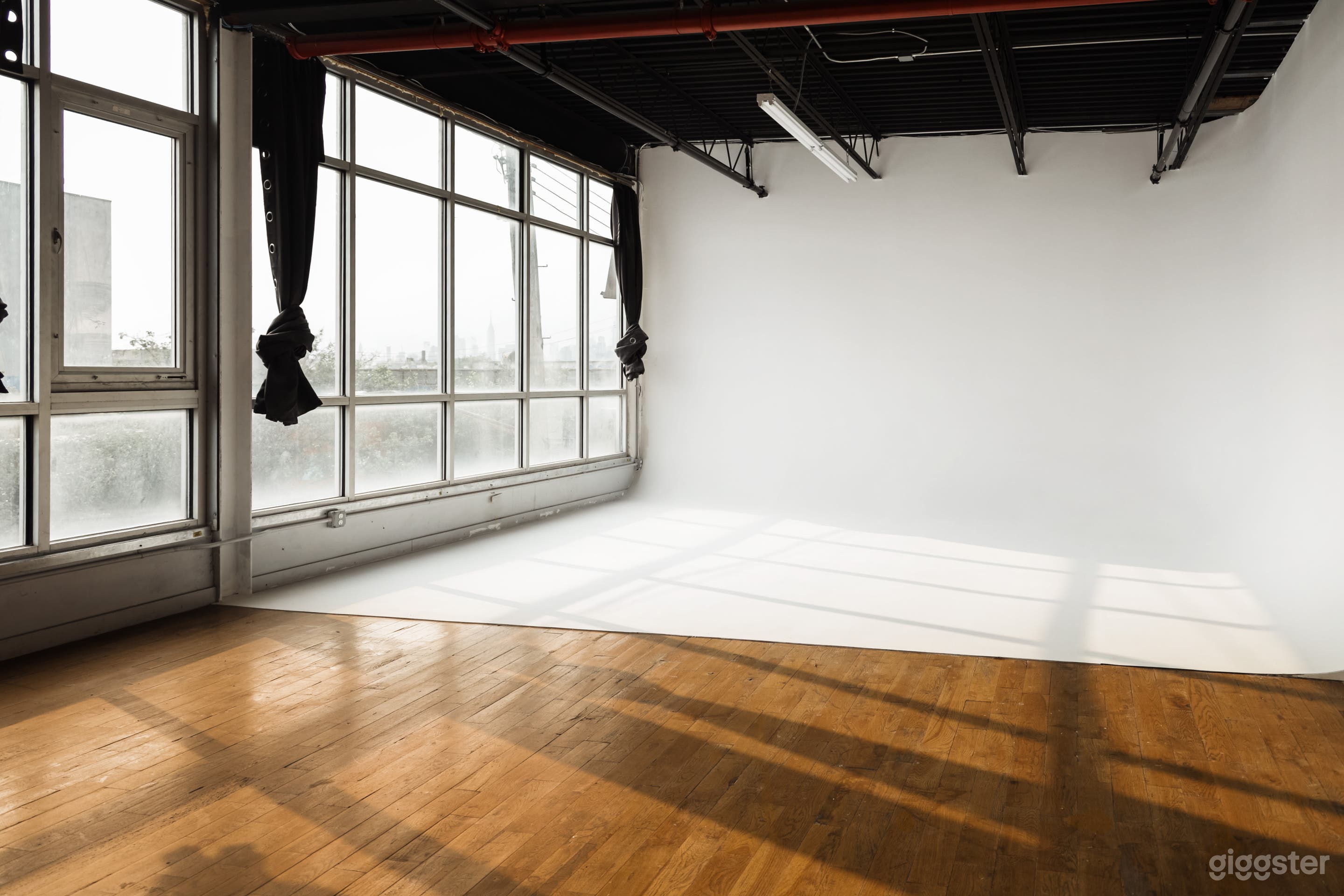 Studio with Large Window for Skylight and a CYC Photo 1