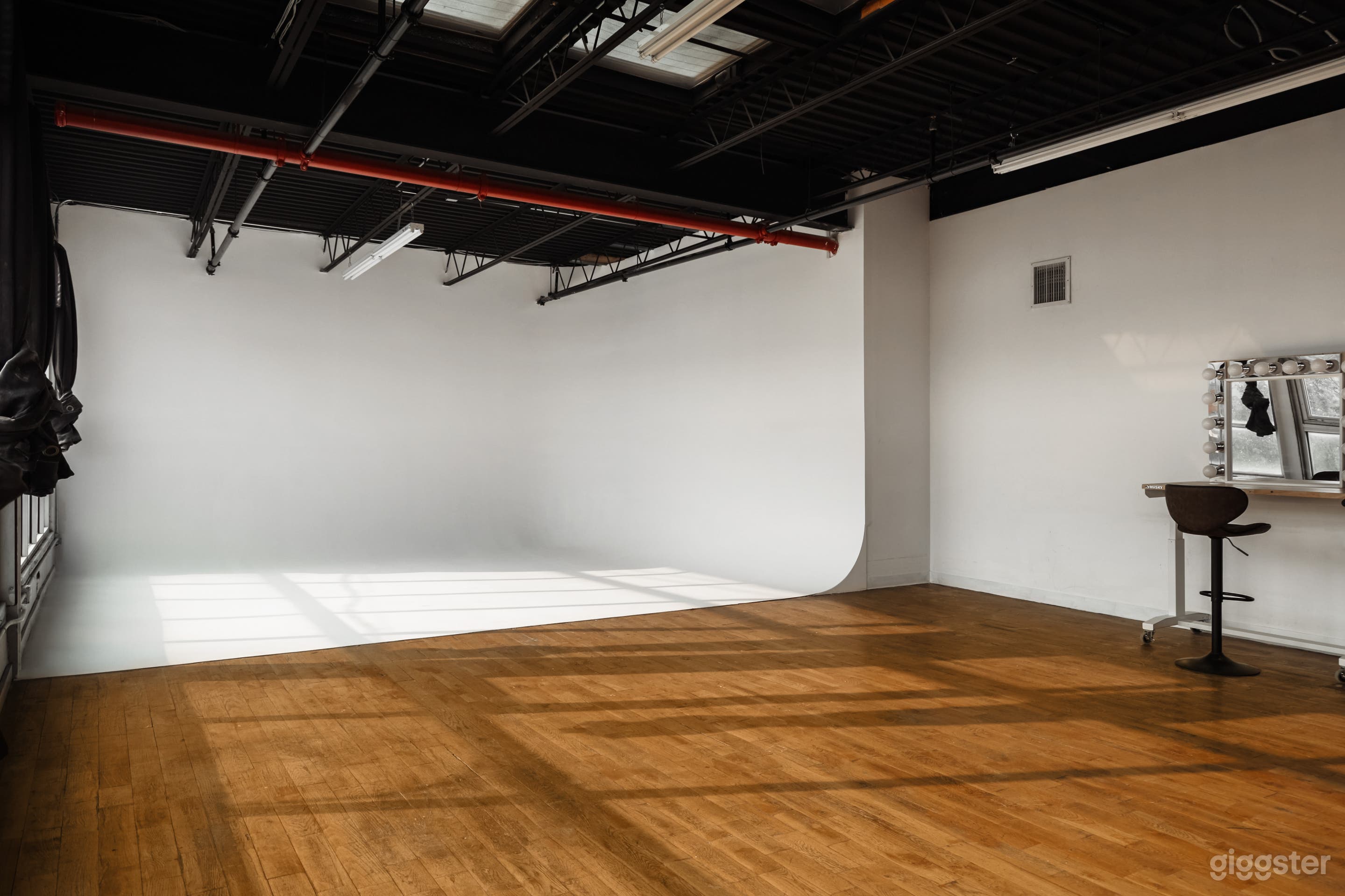 Studio with Large Window for Skylight and a CYC Photo 3