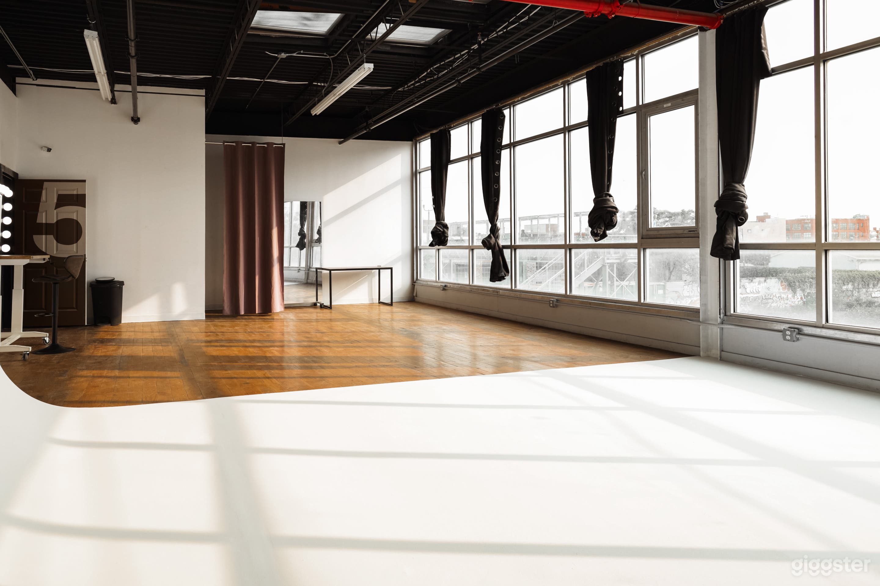 Studio with Large Window for Skylight and a CYC Photo 2