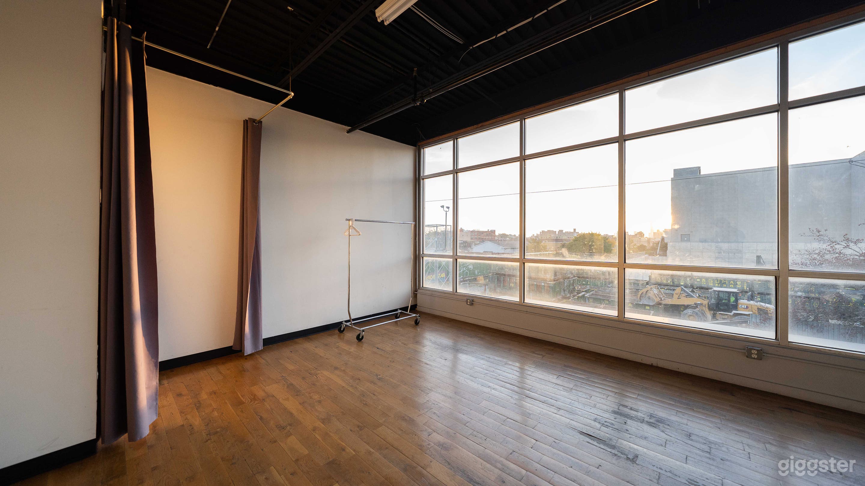 Studio with Large Window for Skylight and a CYC Photo 4