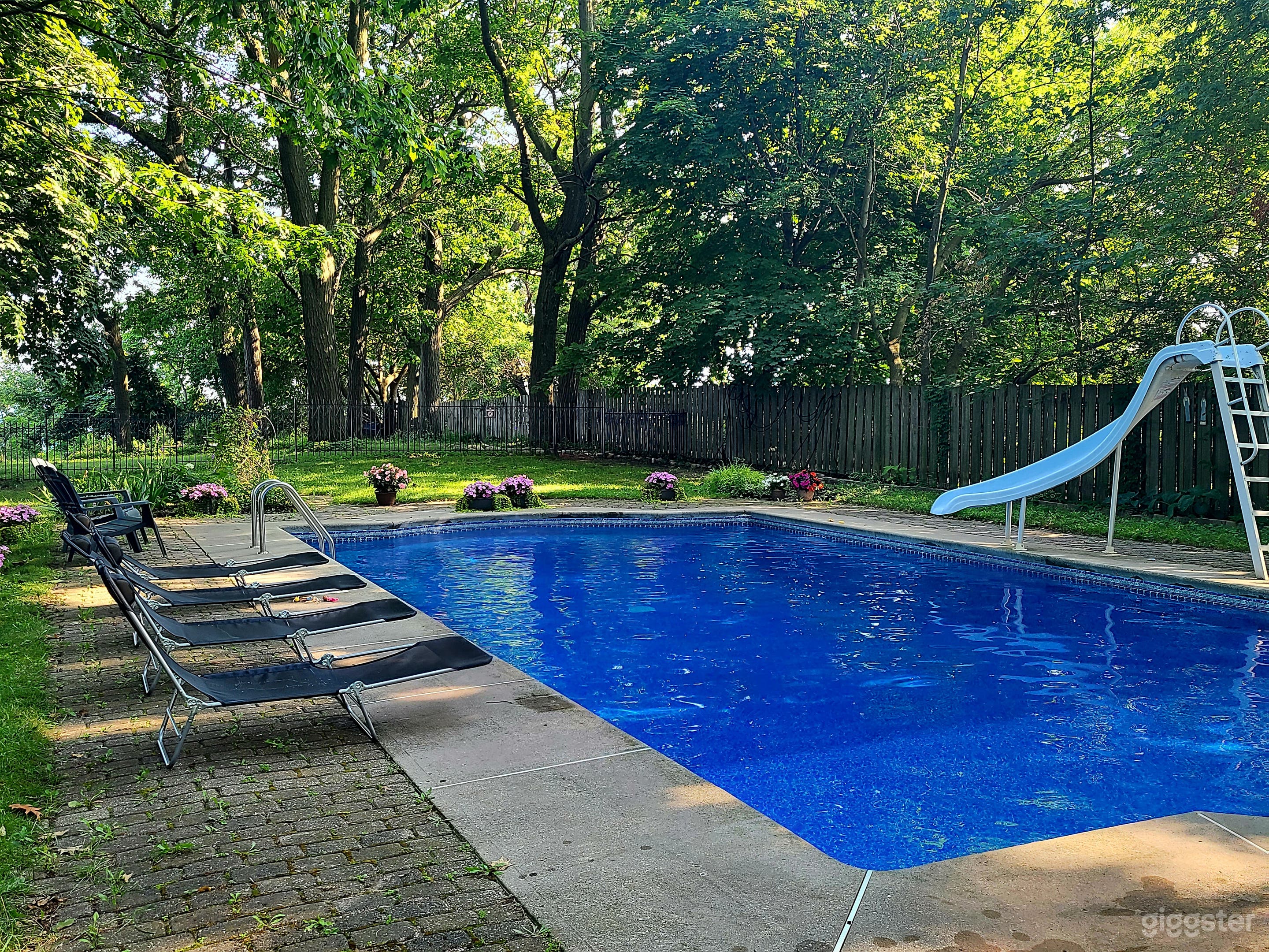 Outdoor pool: 20' x 40'
