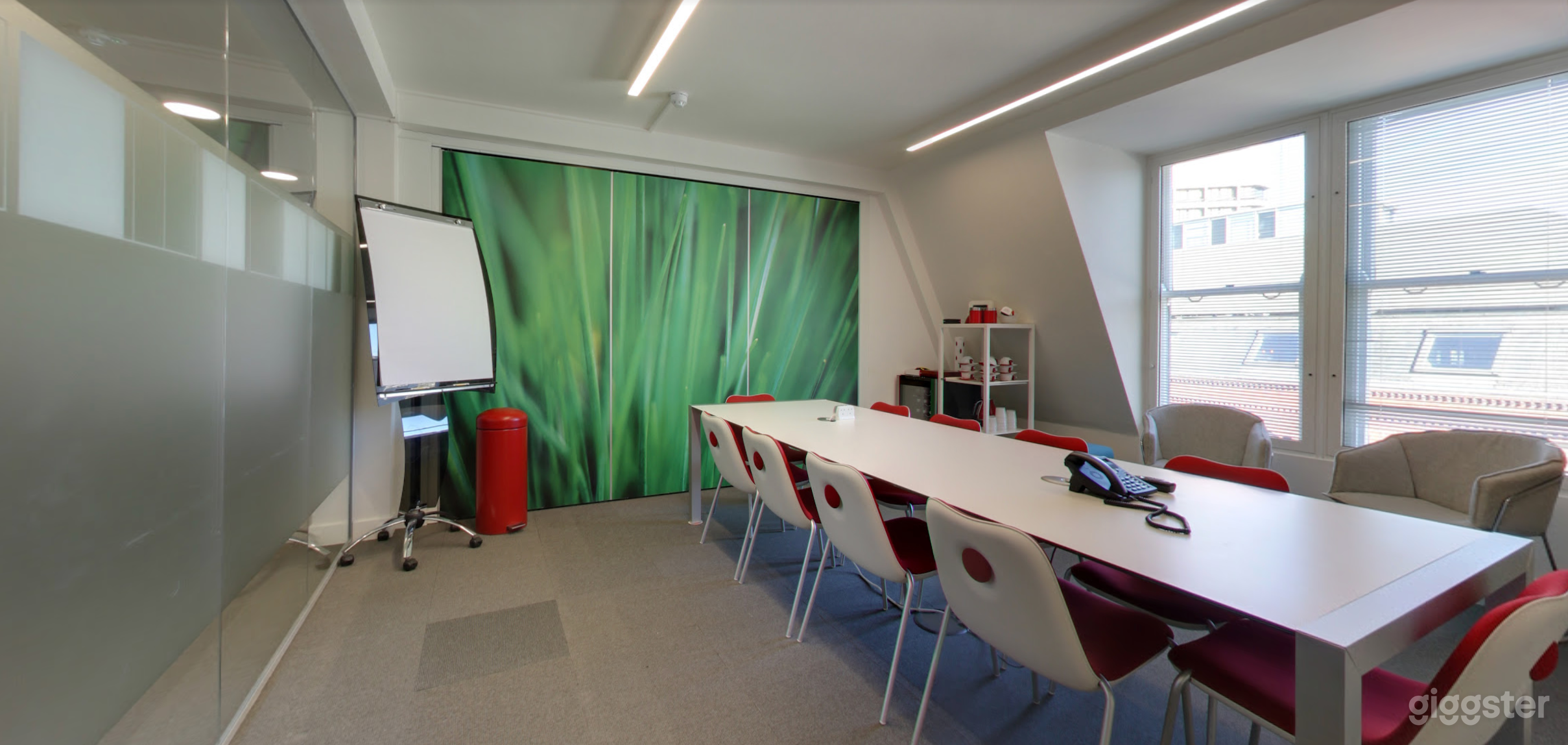 Spacious Conference and Boardroom in London Photo 4