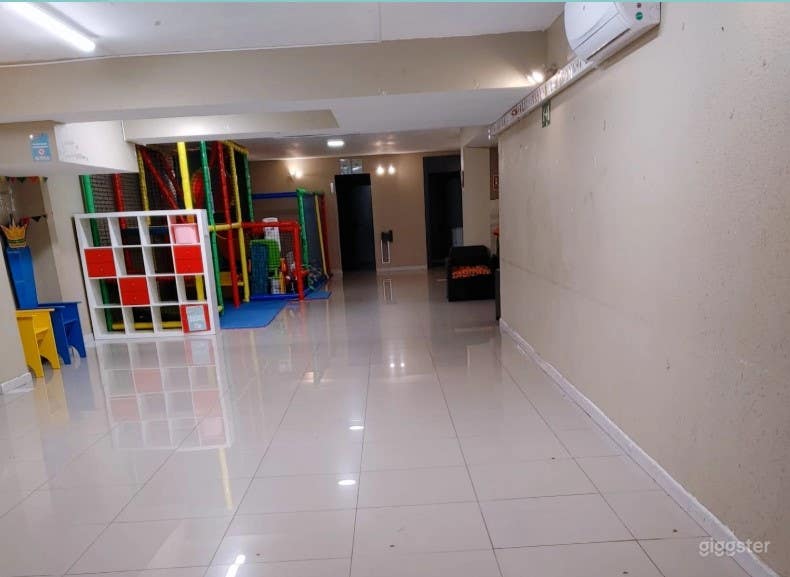 Bright and Colorful Event Space Foto 3