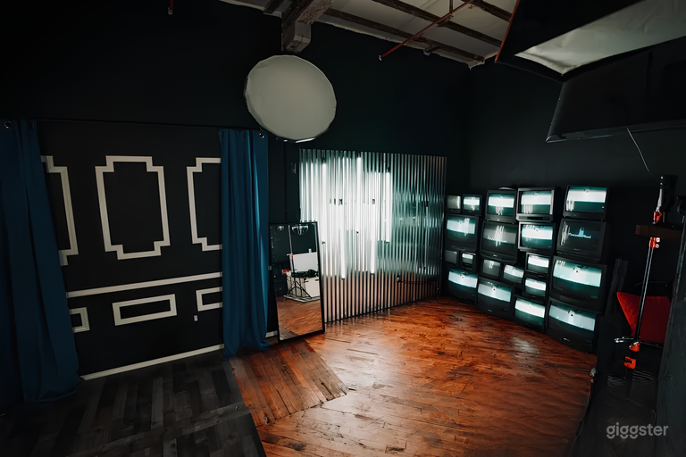  Vintage TV, LED, Brick Wall, Multi-themed Studio 