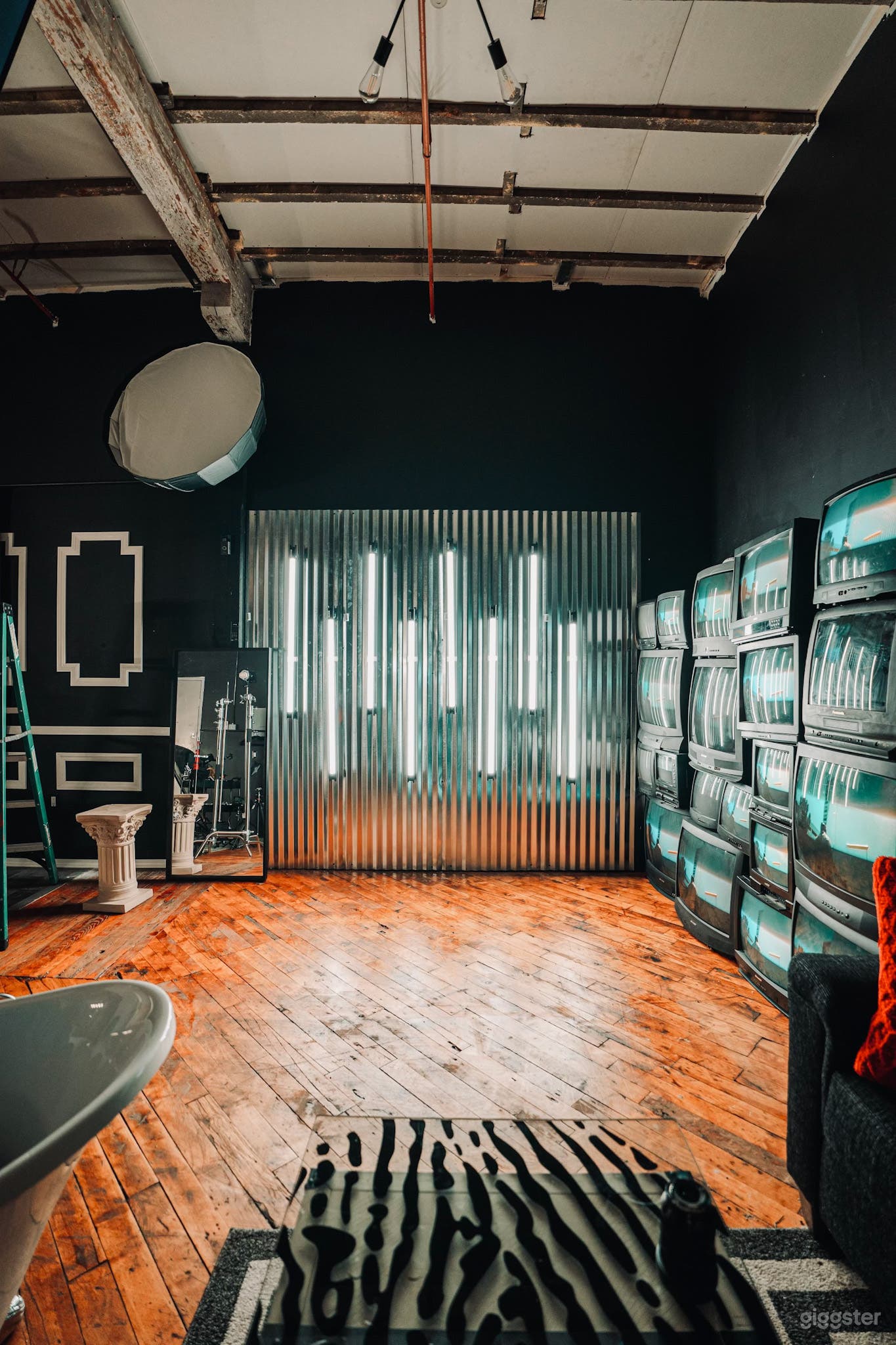 Vintage TV, LED, Brick Wall, Multi-themed Studio Photo 3