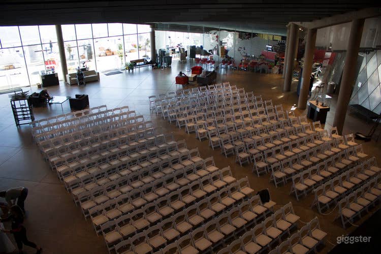  Main Plaza of Glass Museum with Stunning Views of the Cityscape 
