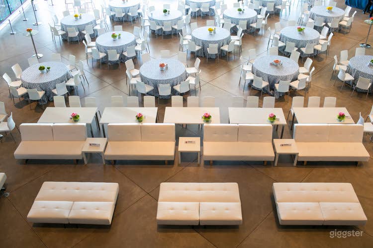 Main Plaza of Glass Museum with Stunning Views of the Cityscape Photo 1