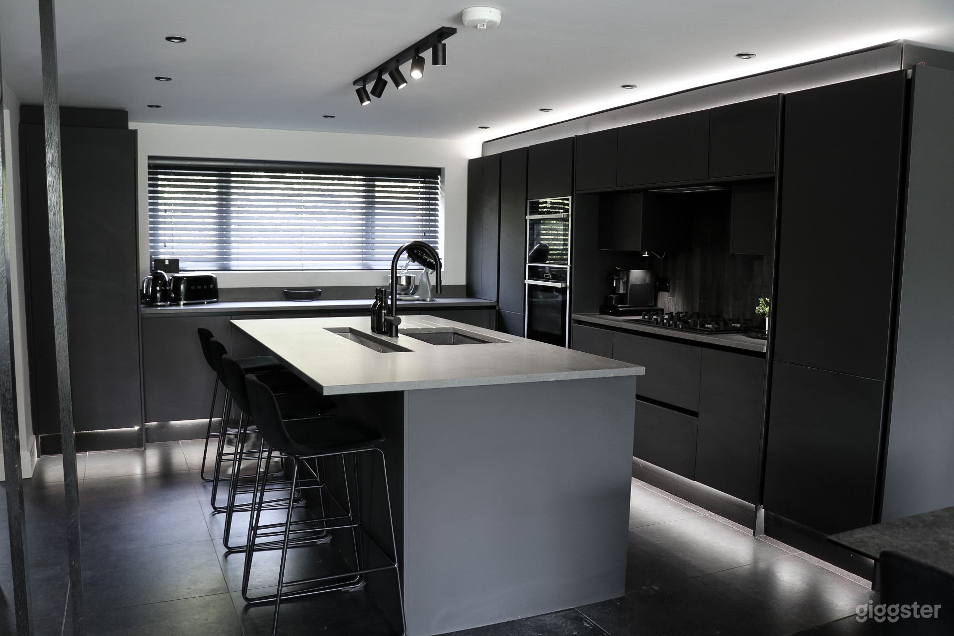 Super Modern Newly Renovated 3 Bed House Photo 1