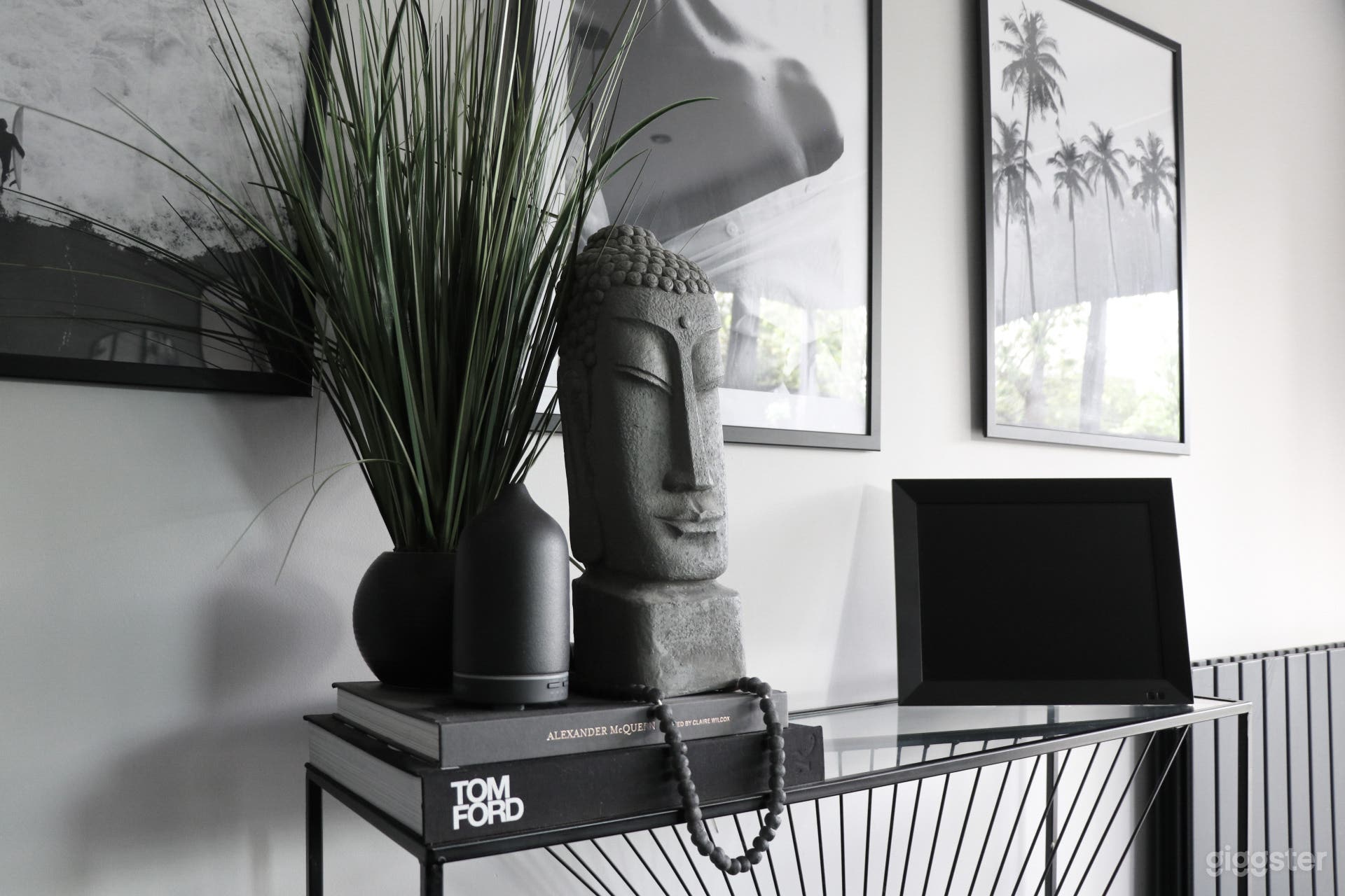 Super Modern Newly Renovated 3 Bed House Photo 4