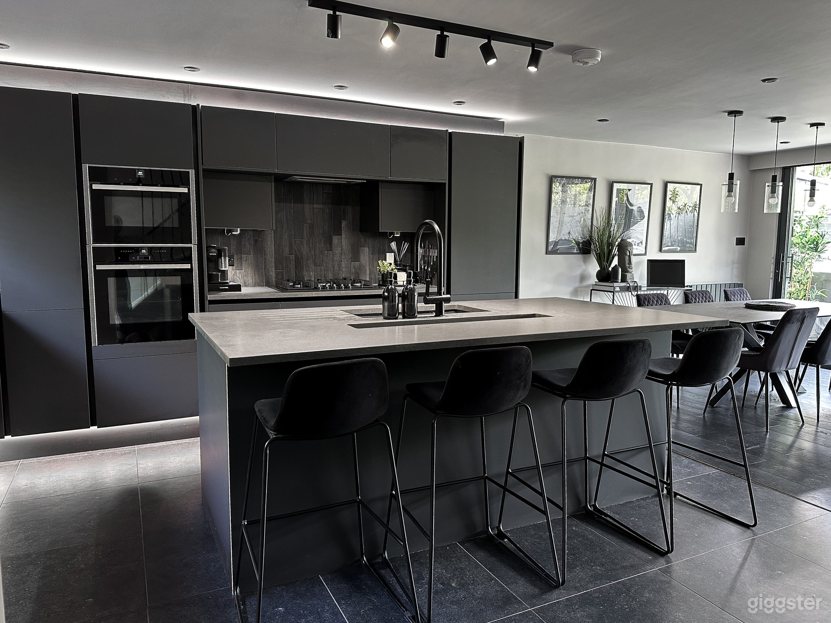 Super Modern Newly Renovated 3 Bed House Photo 2