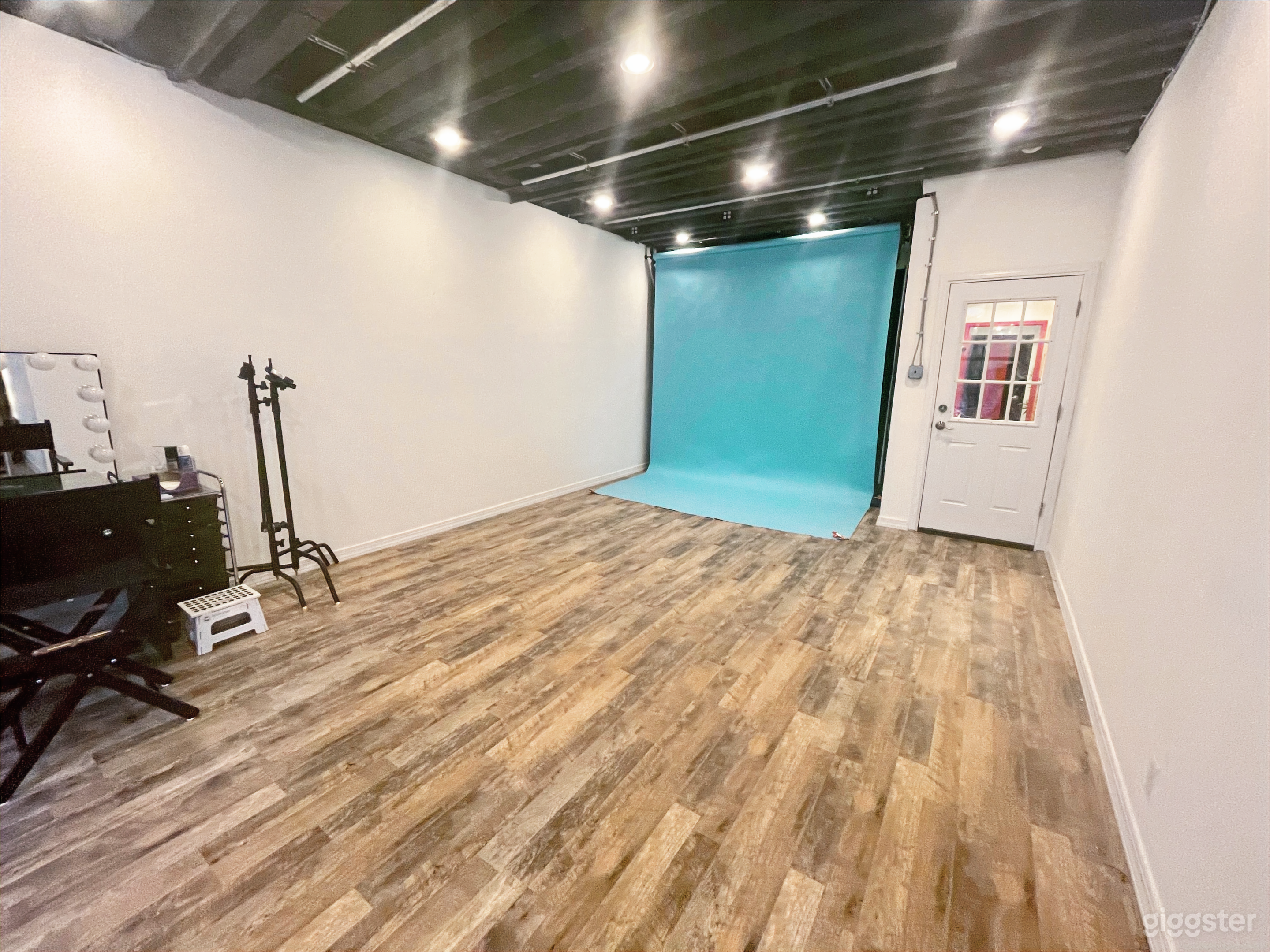 NYC Natural Light Photography Studio | FiDi | Seamless Photo 4