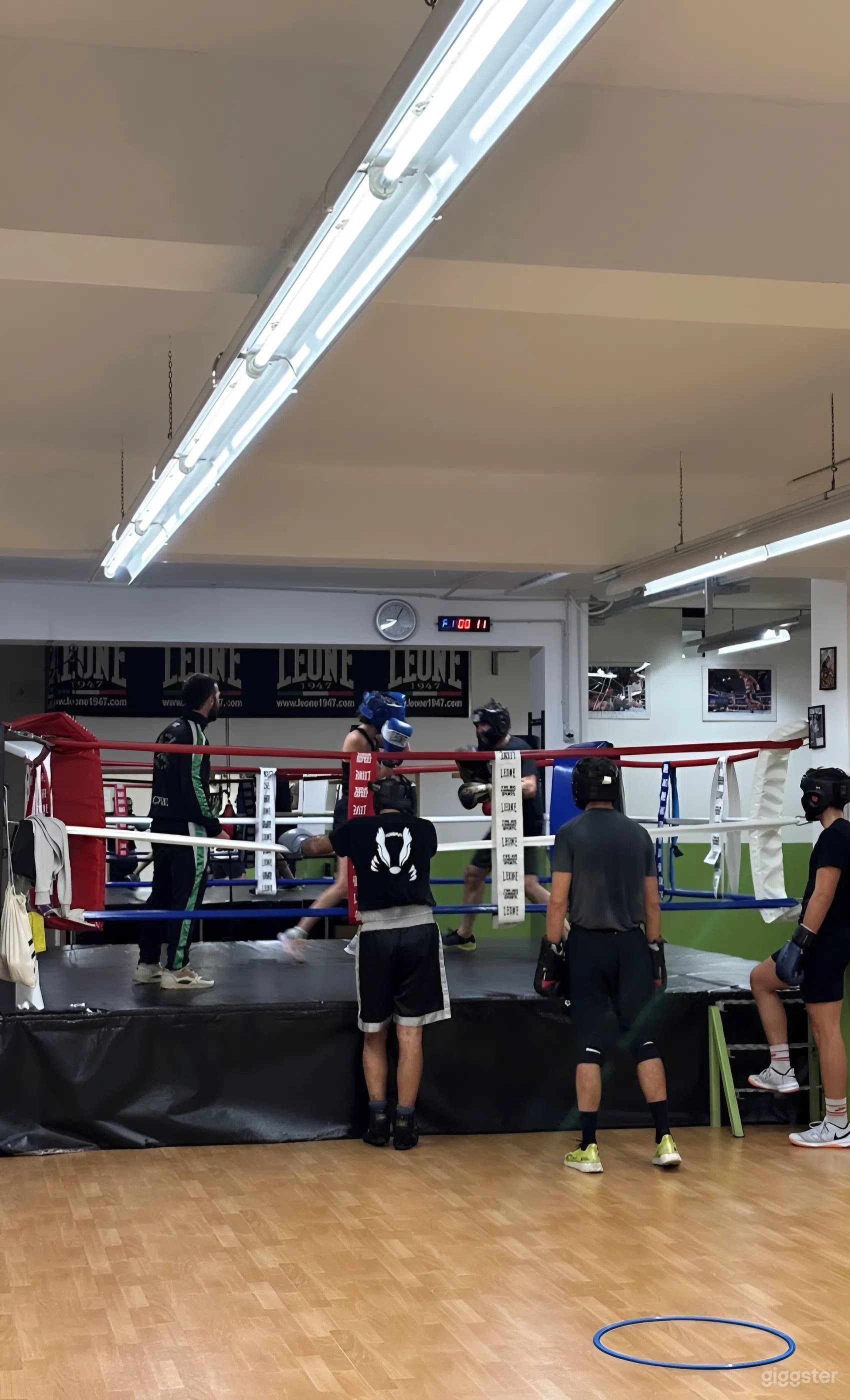 Foto di Palestra di Pugilato Industriale con Ring, Zone di Allenamento e Atmosfera Urbana 4