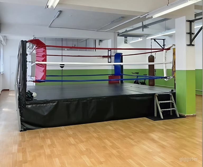  Palestra di Pugilato Industriale con Ring, Zone di Allenamento e Atmosfera Urbana 