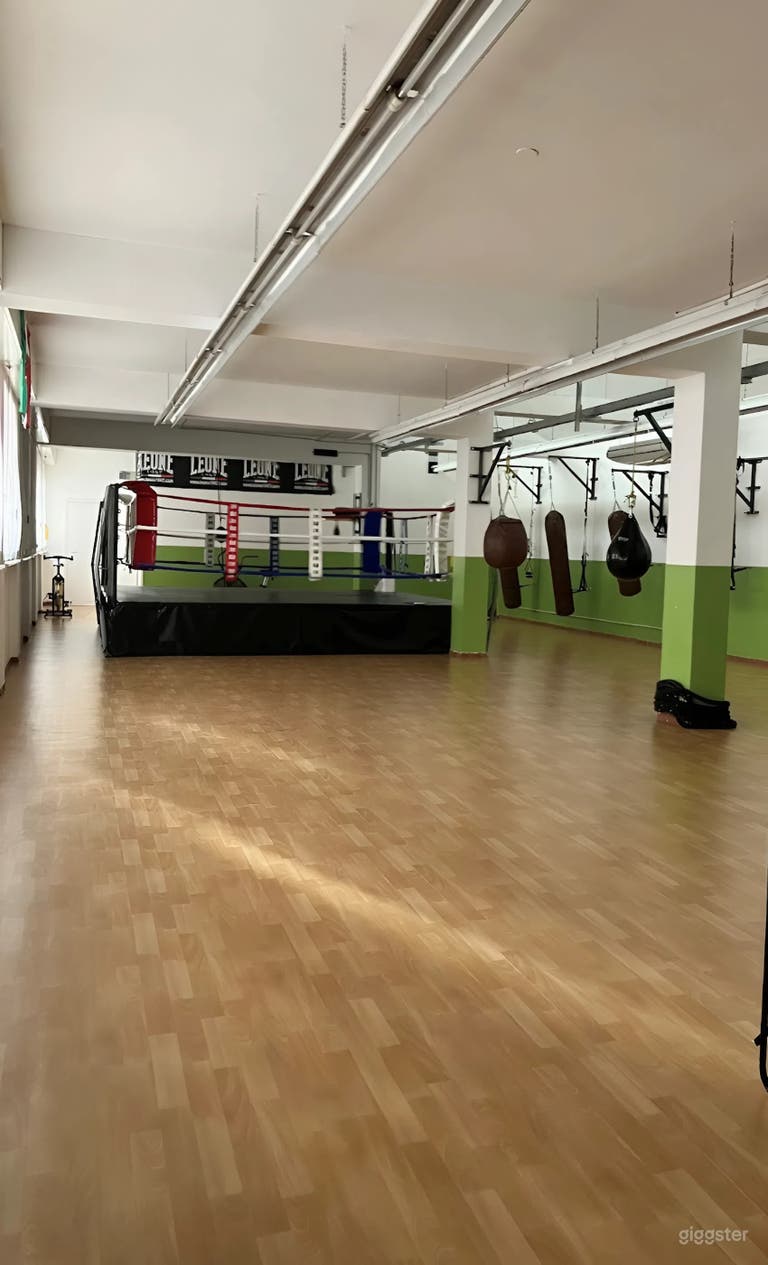  Palestra di Pugilato Industriale con Ring, Zone di Allenamento e Atmosfera Urbana 