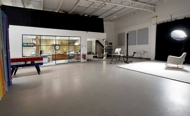  Studio B 
