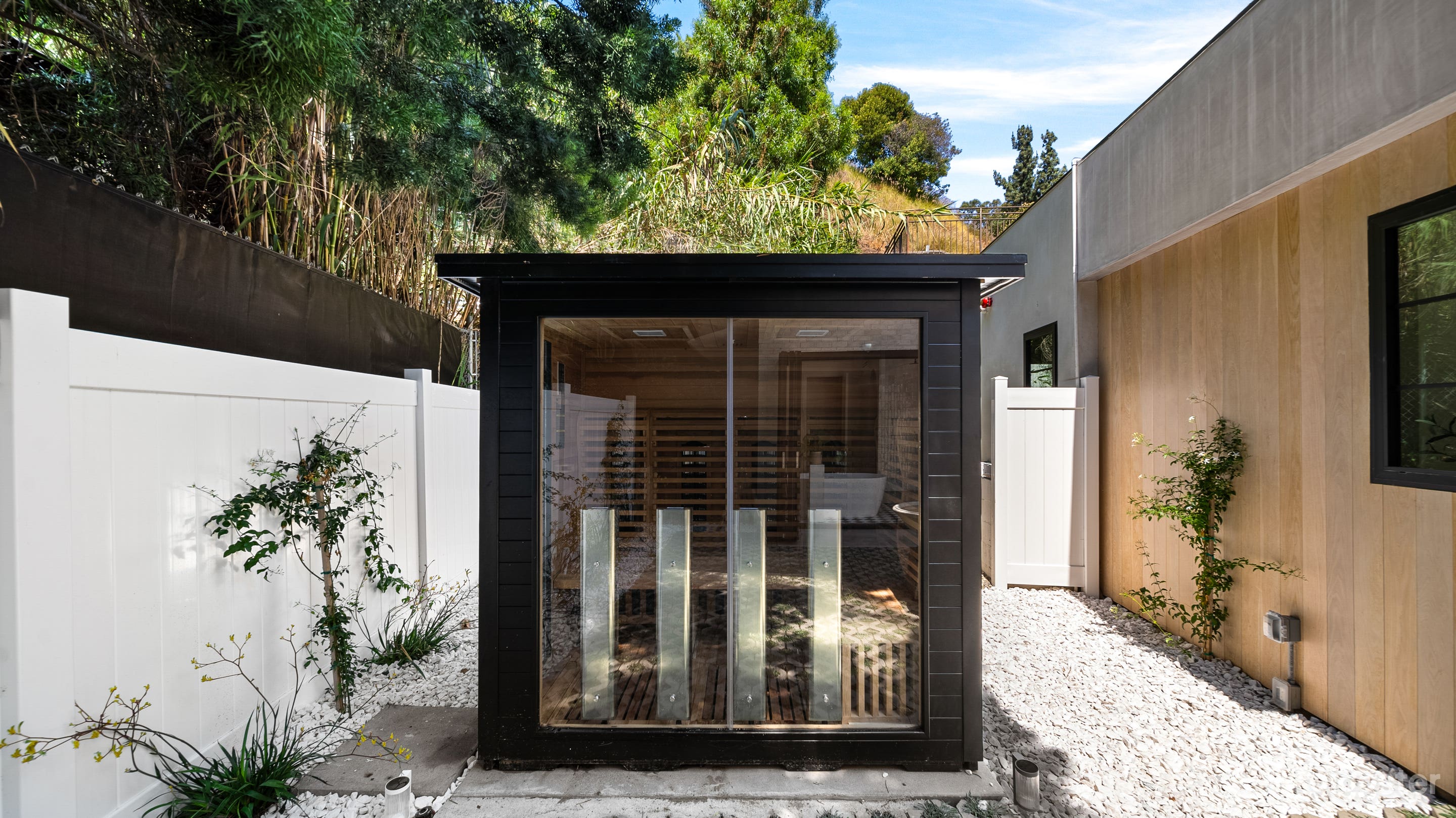 Modern Canyon Retreat with Timeless Elegance Photo 4