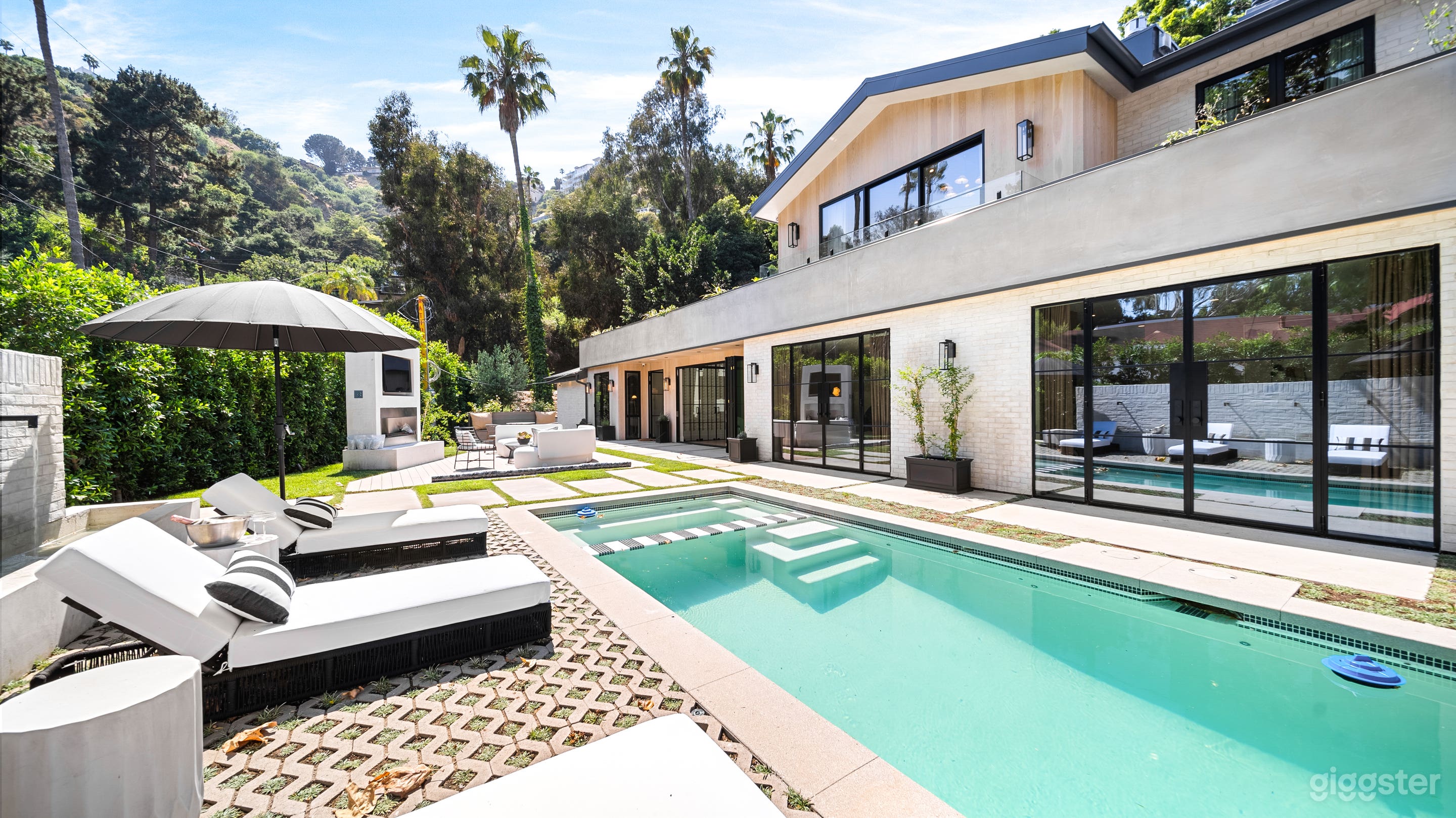 Modern Canyon Retreat with Timeless Elegance Photo 3