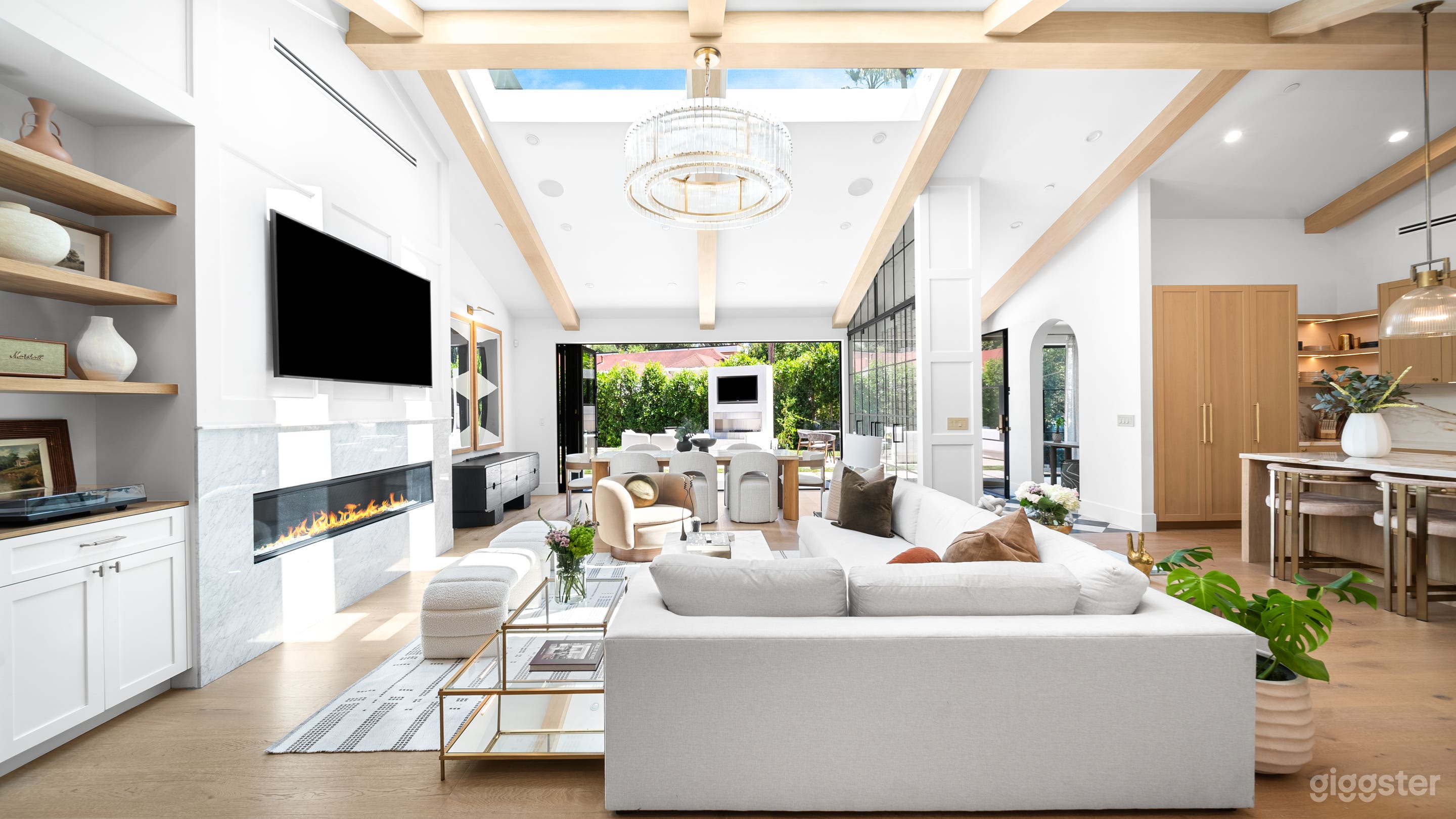 Modern Canyon Retreat with Timeless Elegance Photo 1