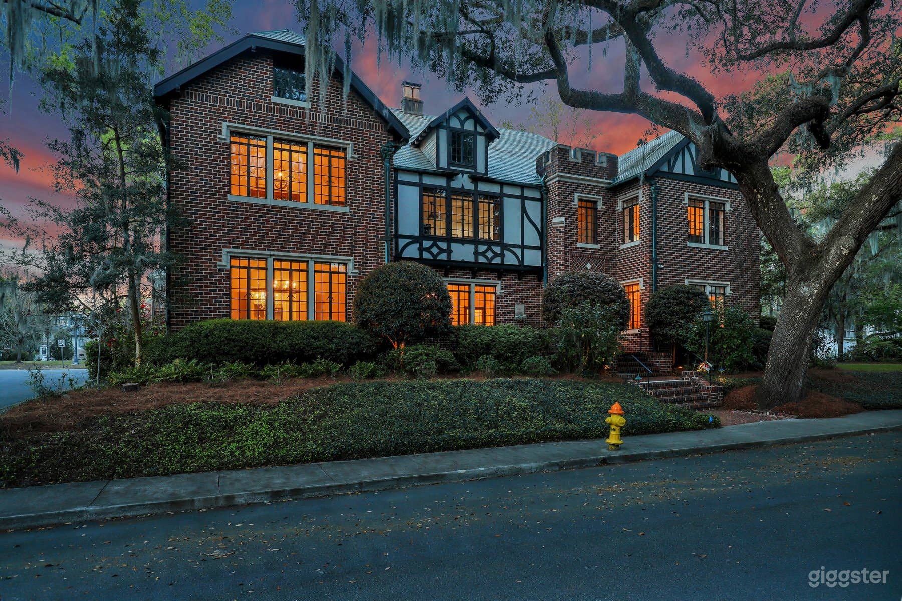 Historic Beautiful Tudor Home Photo 4