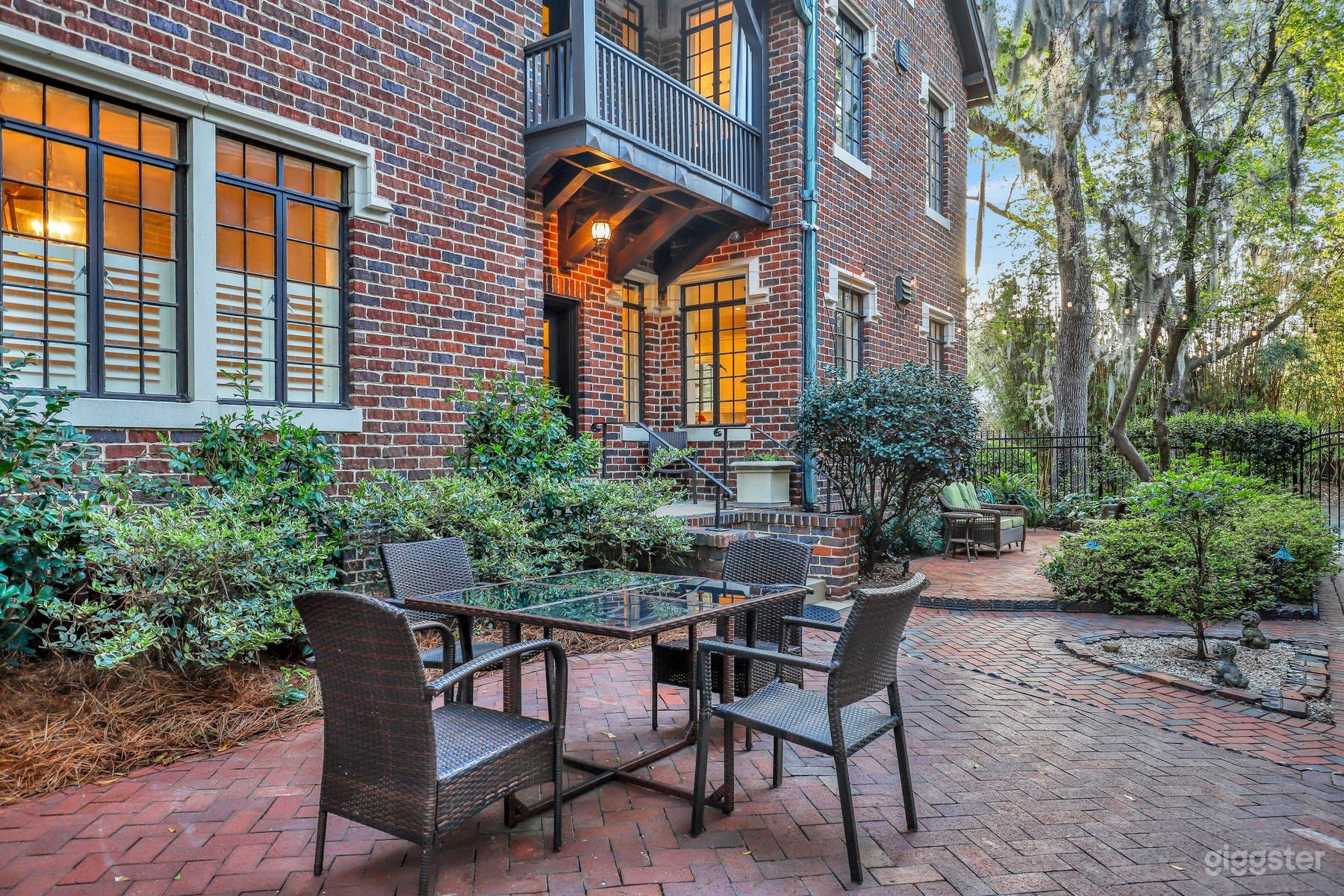 Historic Beautiful Tudor Home Photo 3