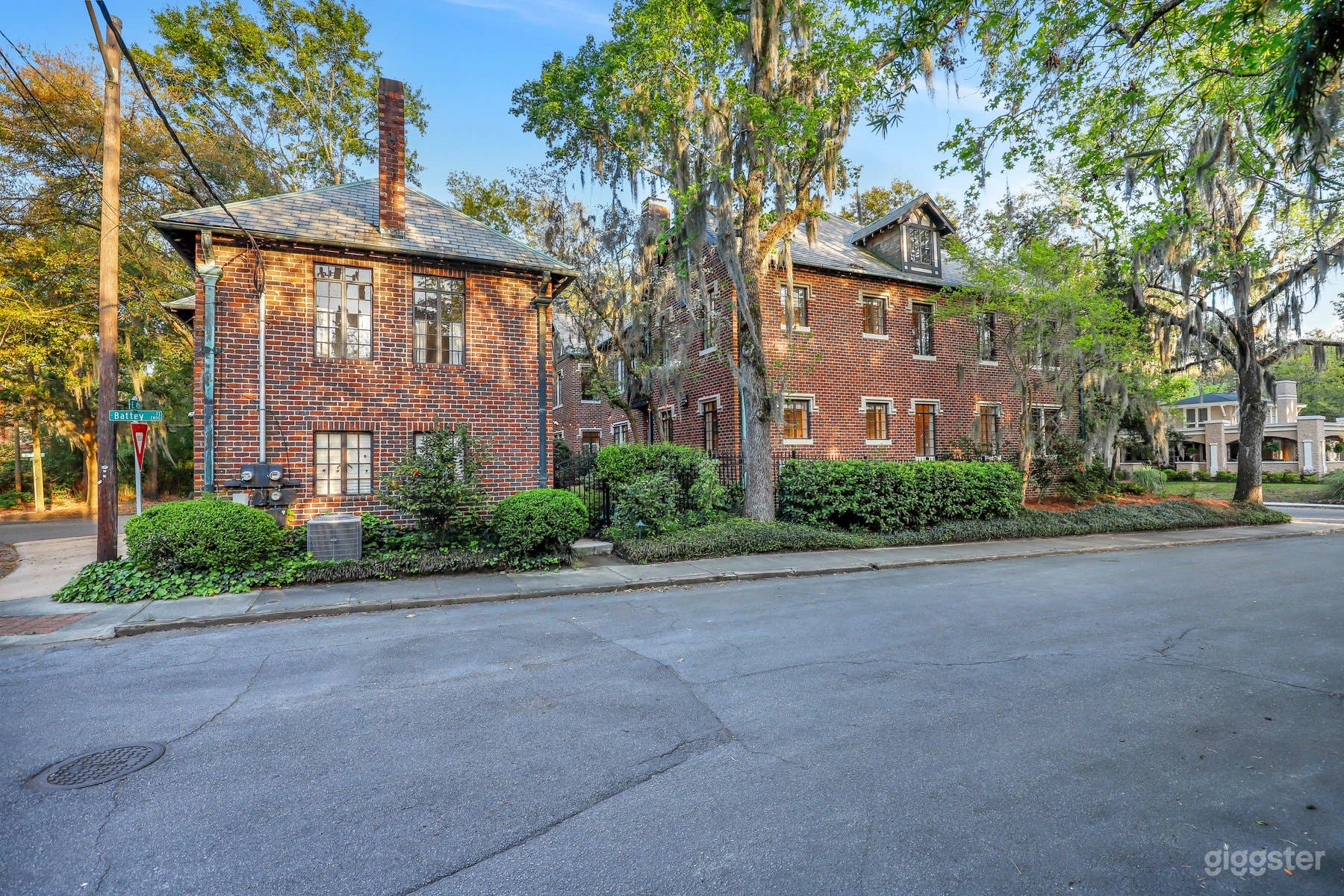 Historic Beautiful Tudor Home Photo 2