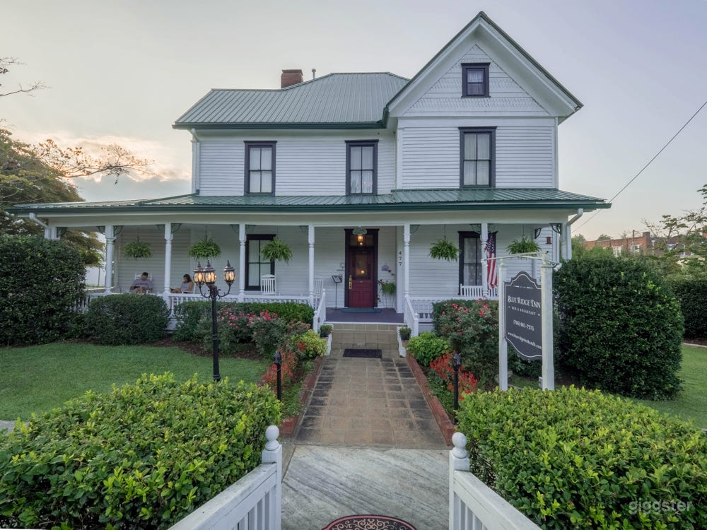 1890 Victorian - Bed and Breakfast Photo 1