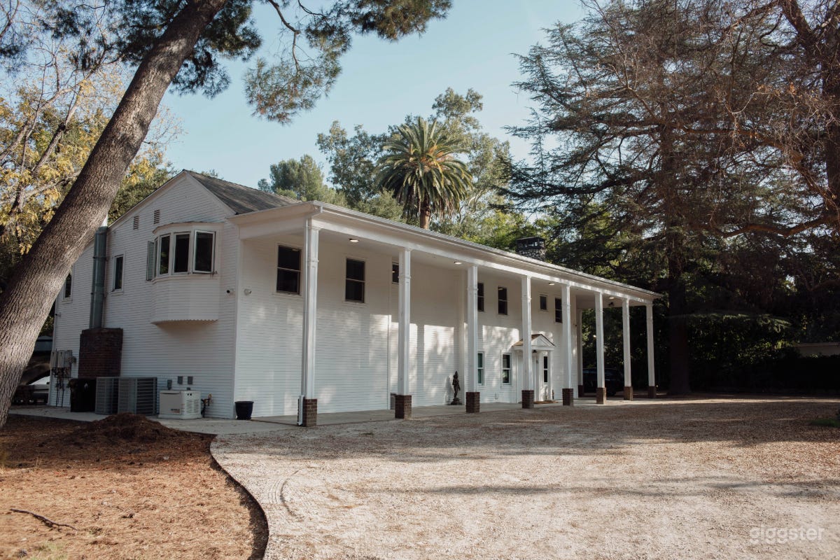 Hidden Gem: Stunning Ranch in the Heart of LA Photo 3