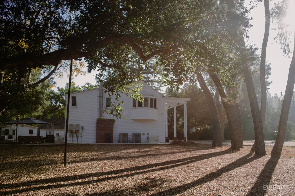 Hidden Gem: Stunning Ranch in the Heart of LA Photo 2