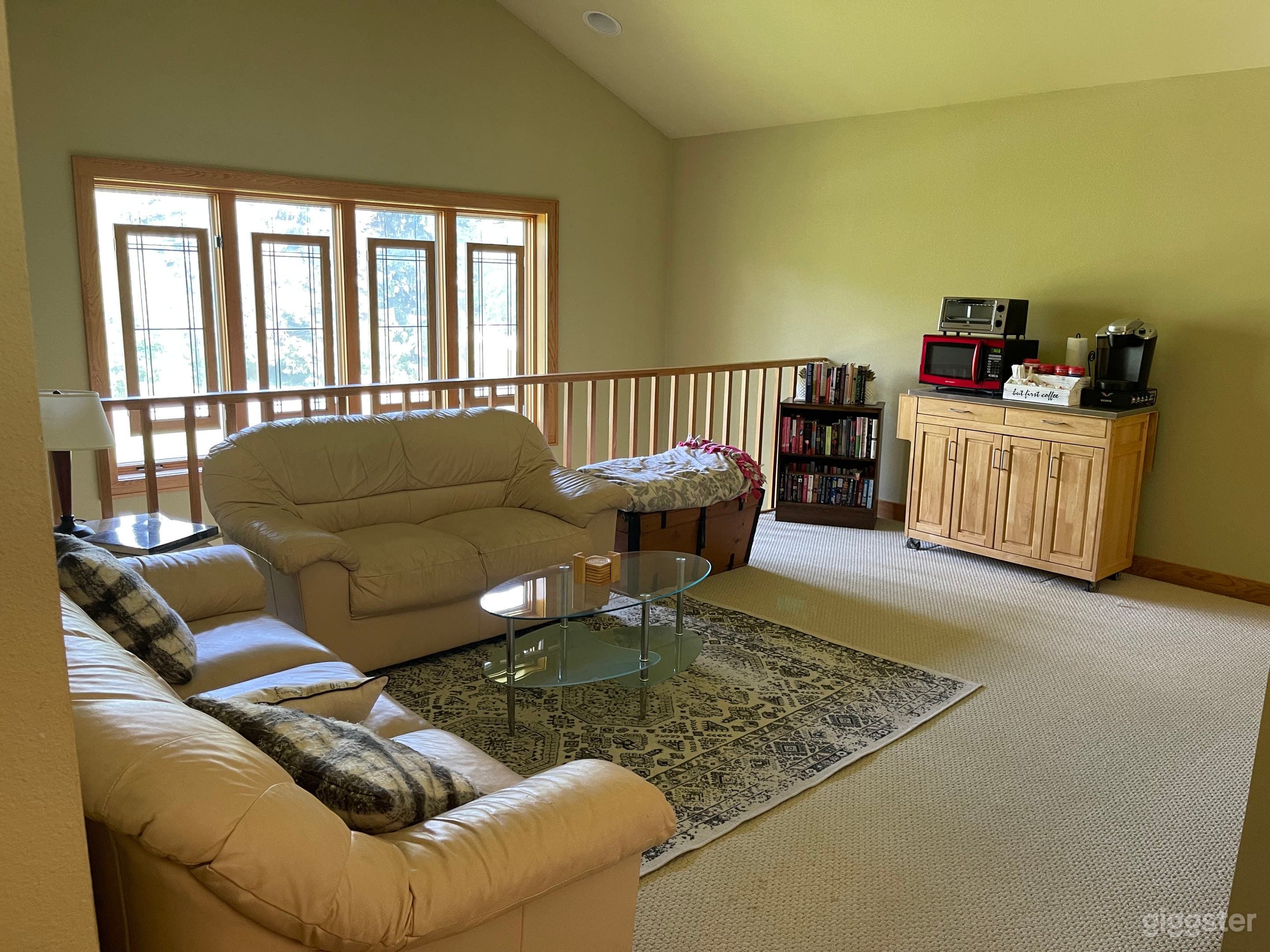 Upper level sitting area