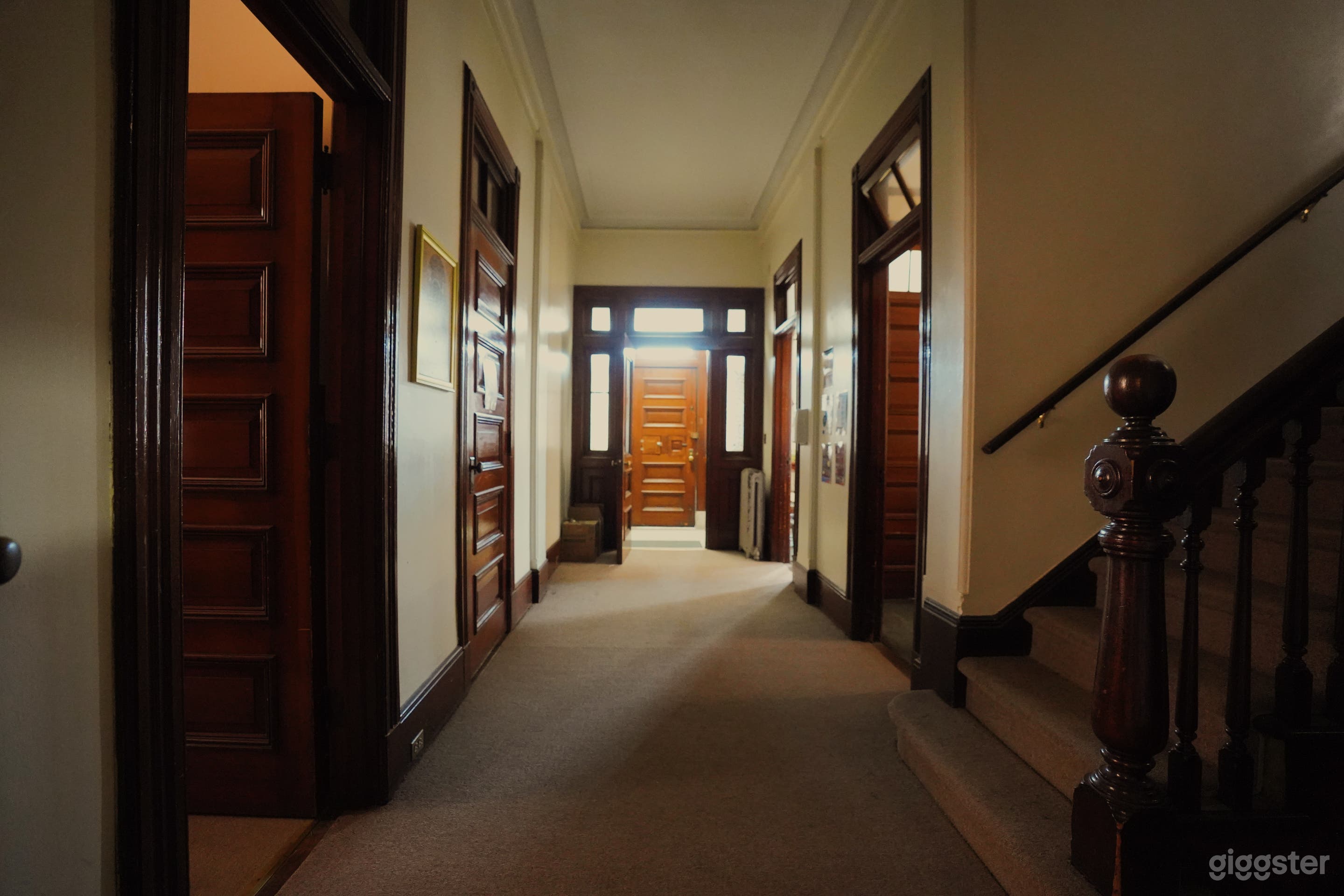 Ridgewood Huge Mansion w/ Raw and Vintage Feel Photo 4