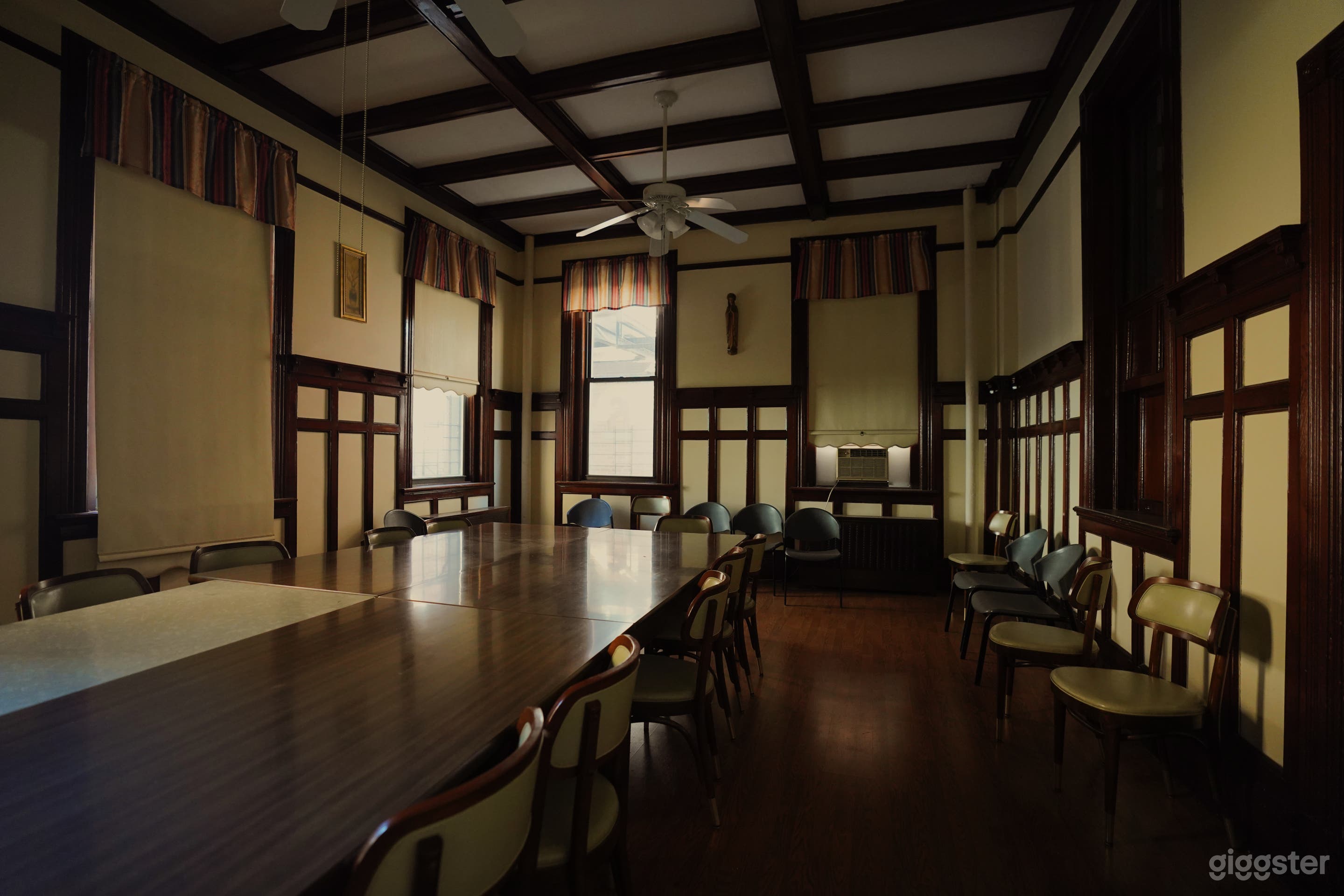 Ridgewood Huge Mansion w/ Raw and Vintage Feel Photo 3