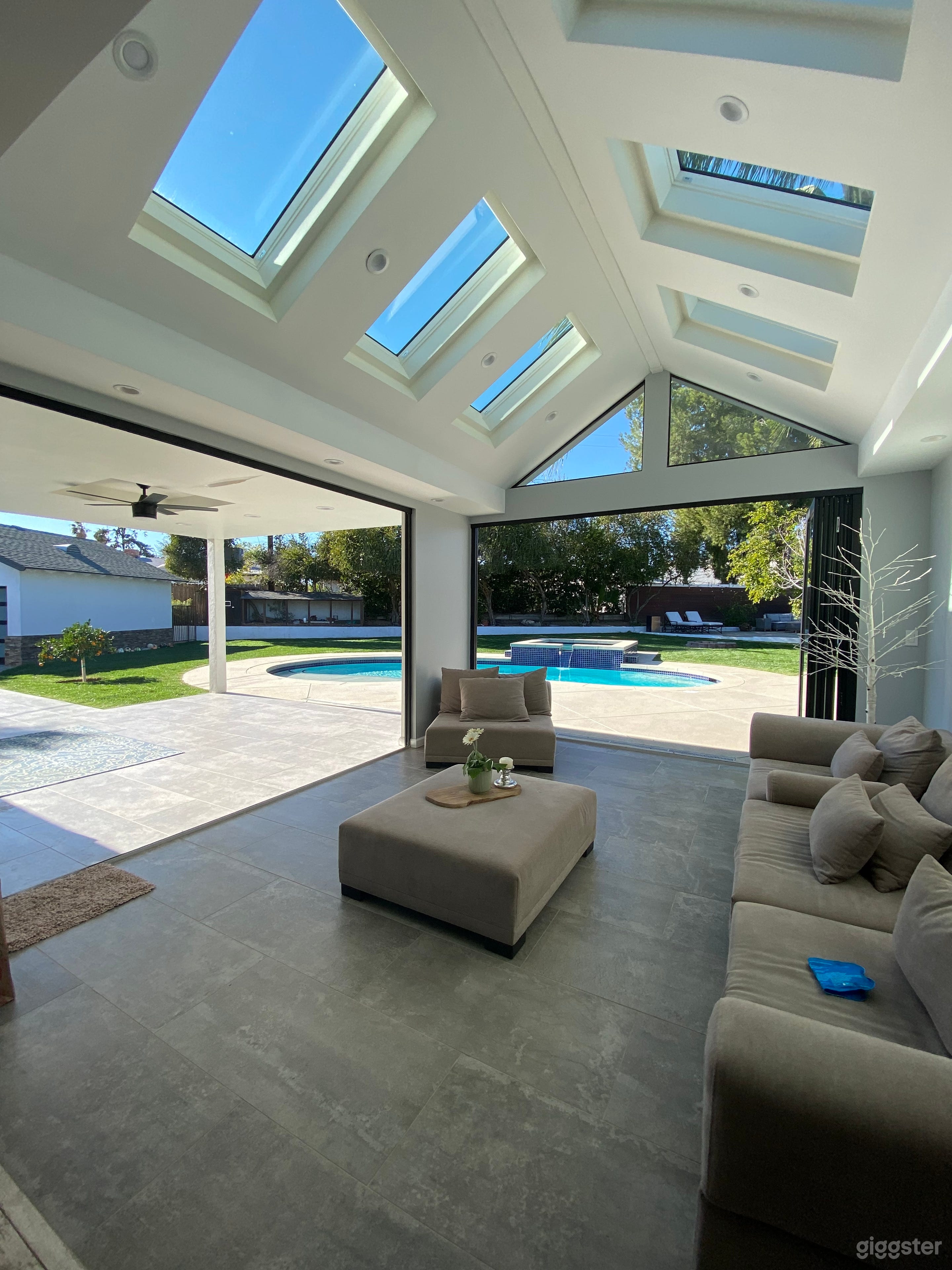 Indoor/Outdoor Glass Den Big Yard Pool Home Photo 3