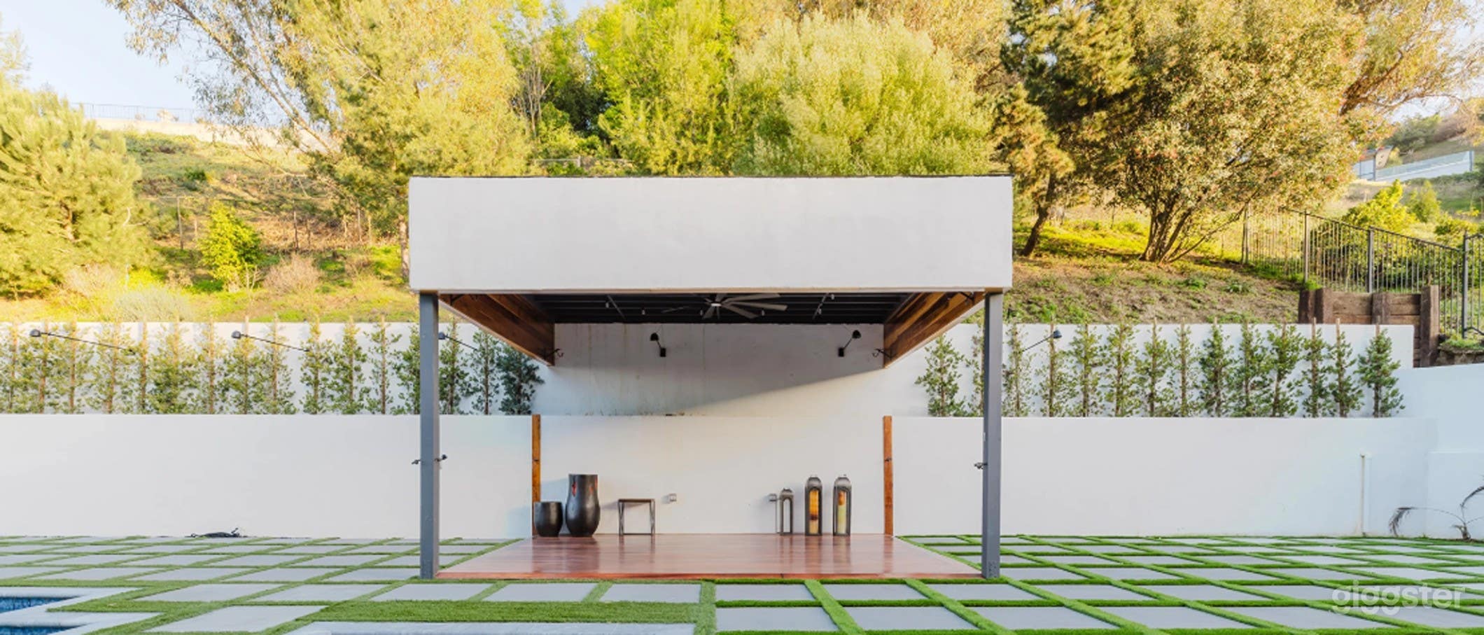 Elegant Poolside Cabana Photo 4