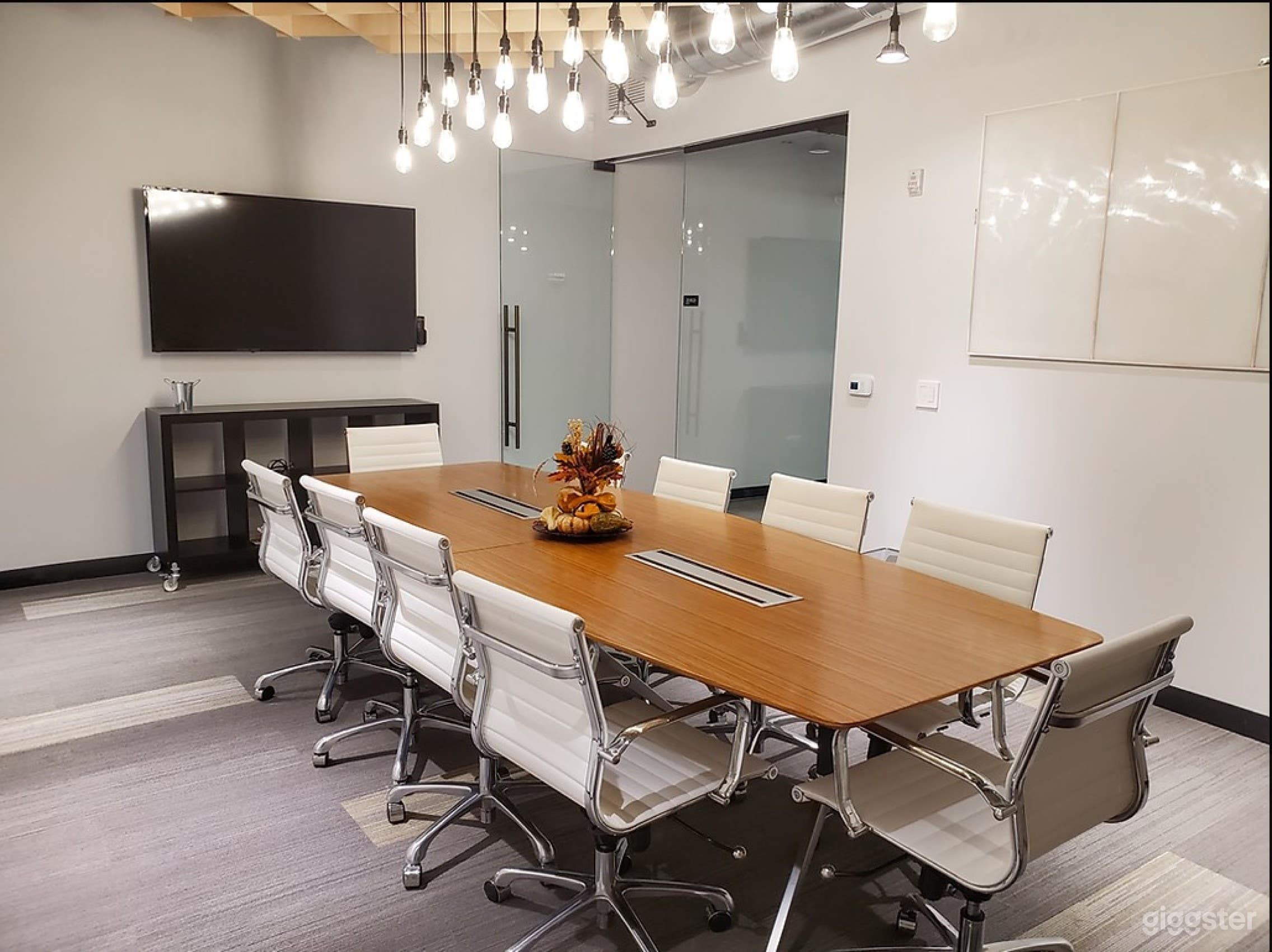 Spacious and Versatile Office Space Photo 3