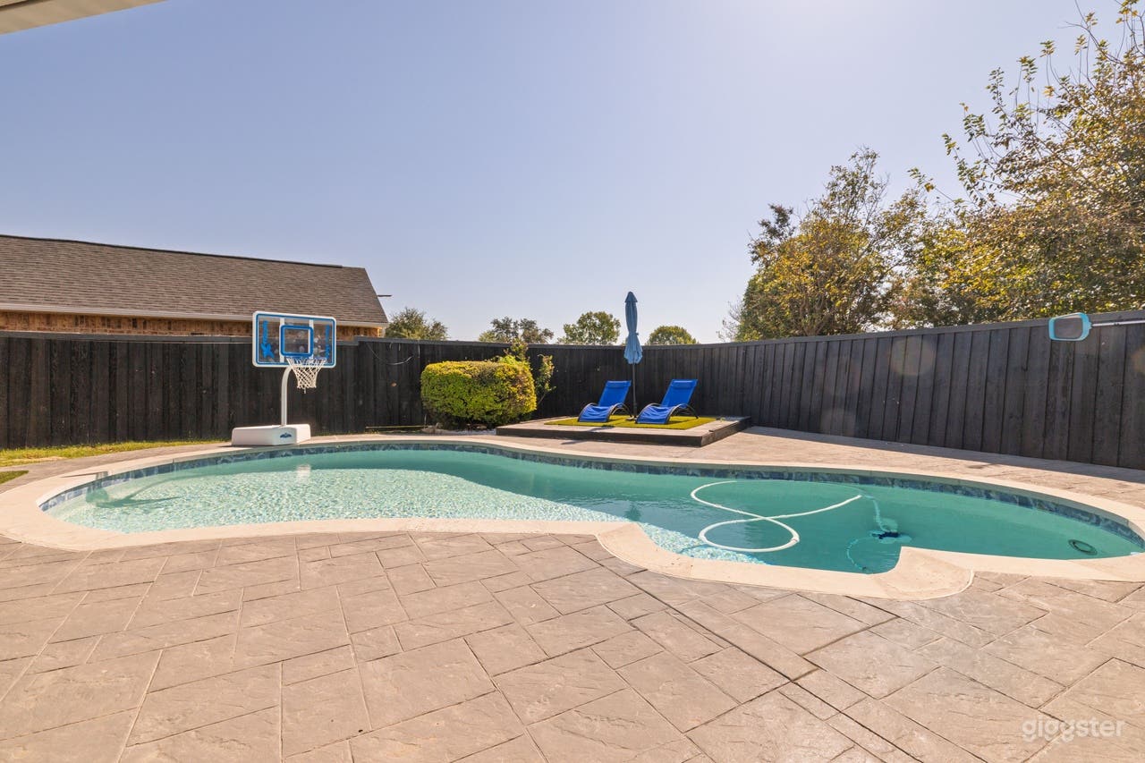 Game Room &amp; Great Backyard in this Spacious Home Photo 2